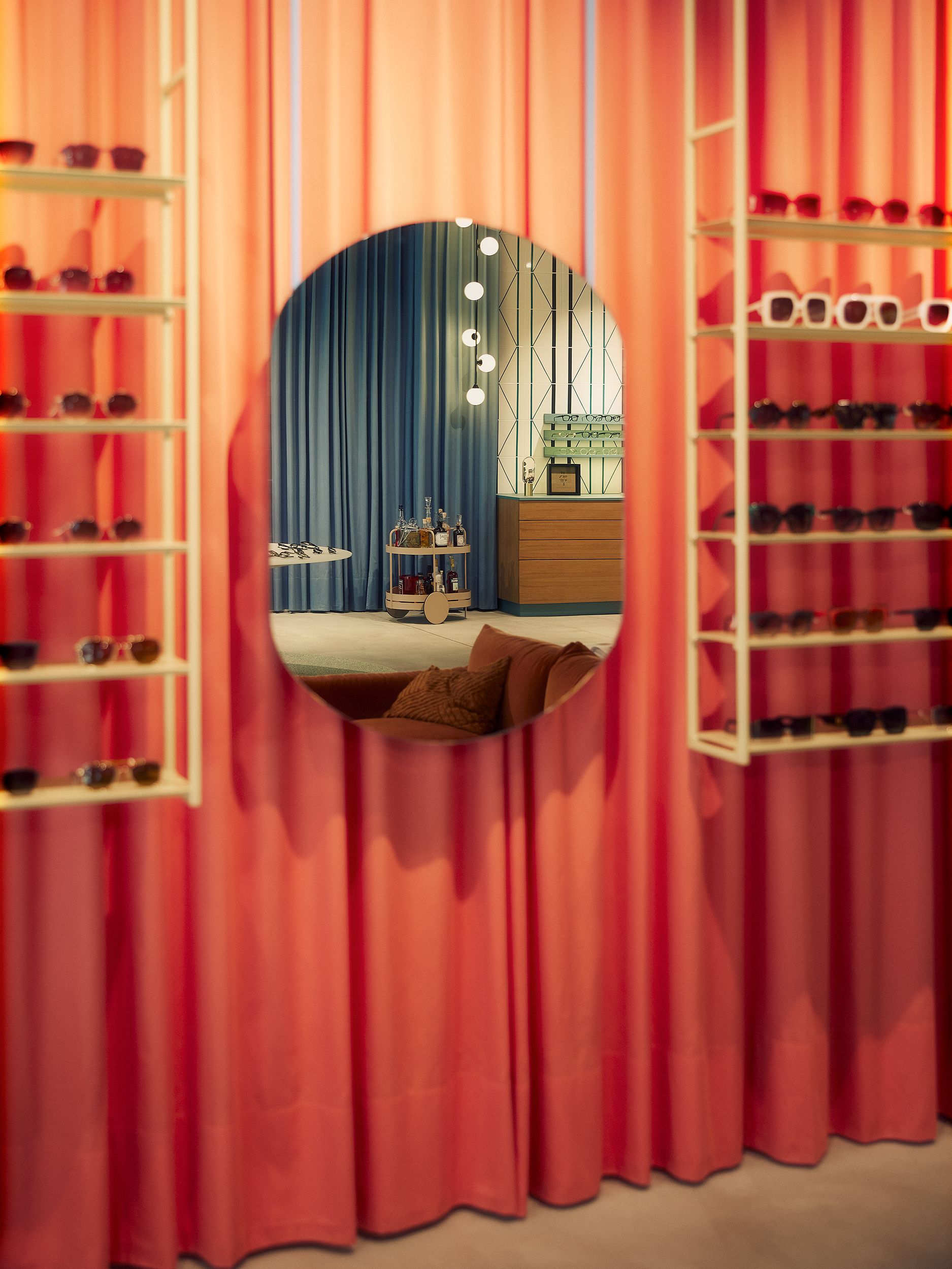 Die runde Spiegelinszenierung vor rosafarbenen Samtvorhängen wurde von Stephanie Thatenhorst für Christian Bartels Optik entworfen.