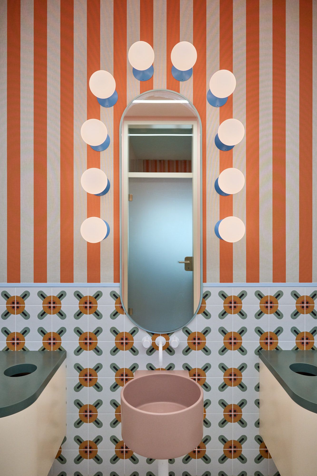 Moderne Zahnarztpraxis mit einzigartigem, farbenfrohem Interior-Design von Stephanie – eine innovative Raumgestaltung, die Patientenkomfort, Ästhetik und zeitgemäße Dentalarchitektur stilvoll vereint.