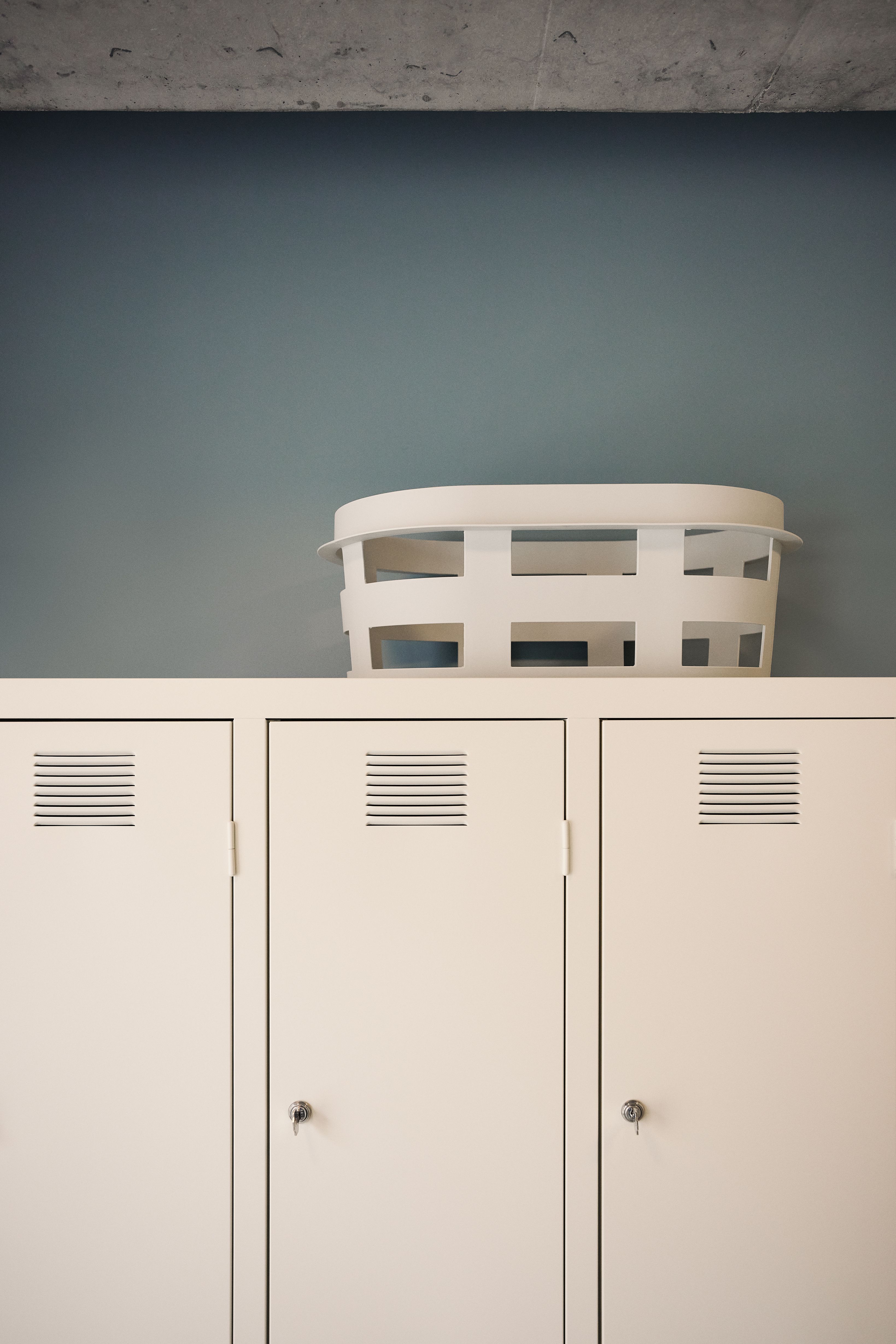 Der reduzierte Stauraum in hellen Farbtönen sorgt für visuelle Ruhe und Ordnung in der modern gestalteten Zahnarztpraxis Kempten.