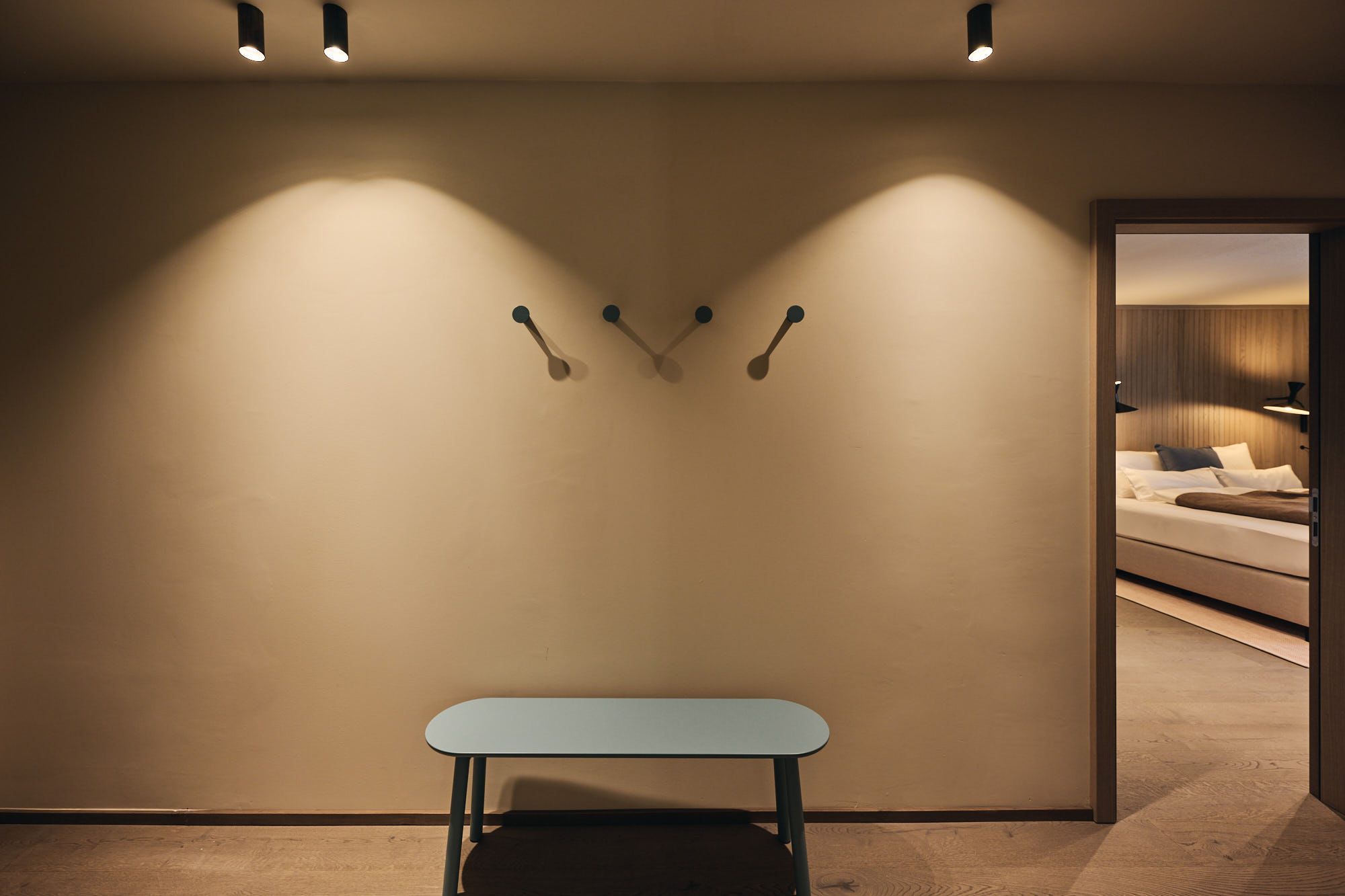 Die reduzierte Garderobenzone im Ullrhaus überzeugt durch funktionale Eleganz, charakteristisch für Stephanie Thatenhorsts Interior-Konzept.