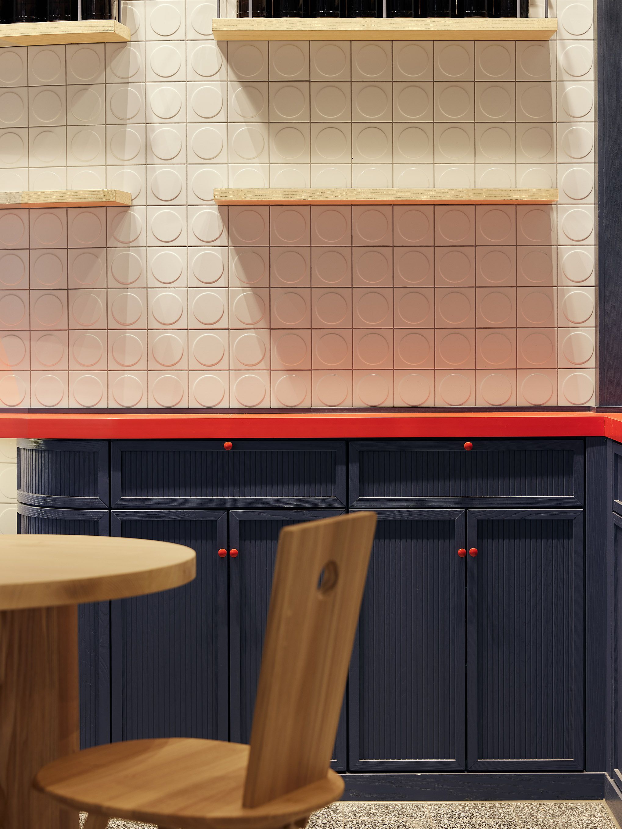 Die Kombination aus glasierten Grünfliesen und strukturierter Thekenfront verleiht dem Benediktiner Weissbräuhaus einen zeitlos-handwerklichen Charakter nach dem Design von Stephanie Thatenhorst.