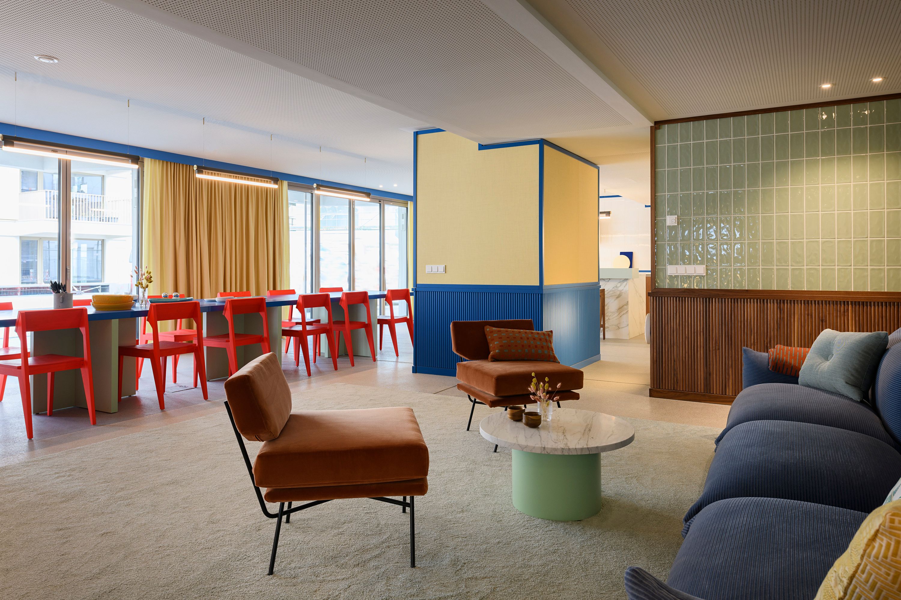 Die Kombination aus Lounge-Bereich und Community-Table zeigt die lebendige Gestaltung der Kupa – Kitchen & Working Lounge, designt von Stephanie Thatenhorst.