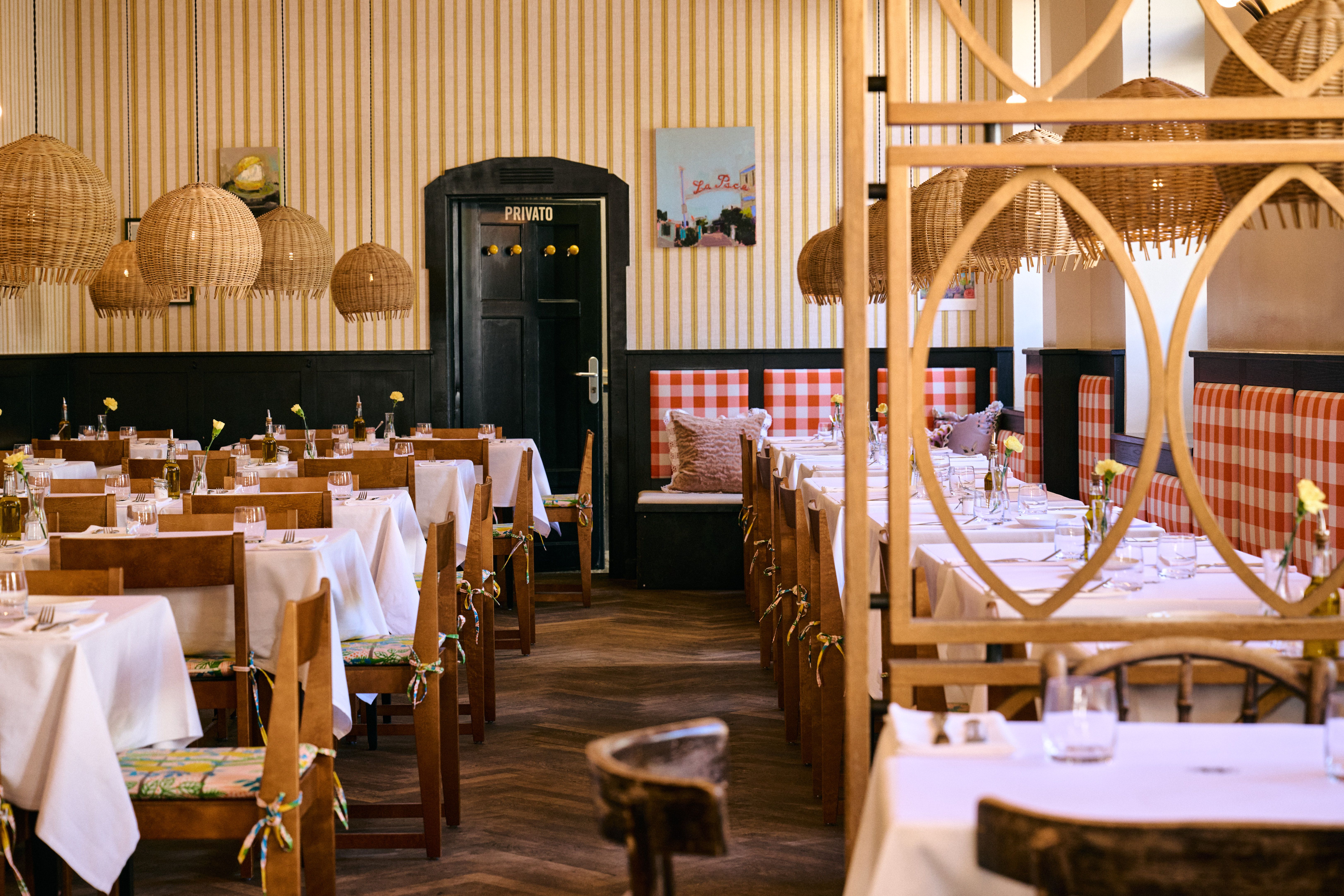 Der Gastraum der Seerose Trattoria verbindet italienische Trattoria-Atmosphäre mit klarer Raumstruktur, warmem Holz und klassischer Bestuhlung.