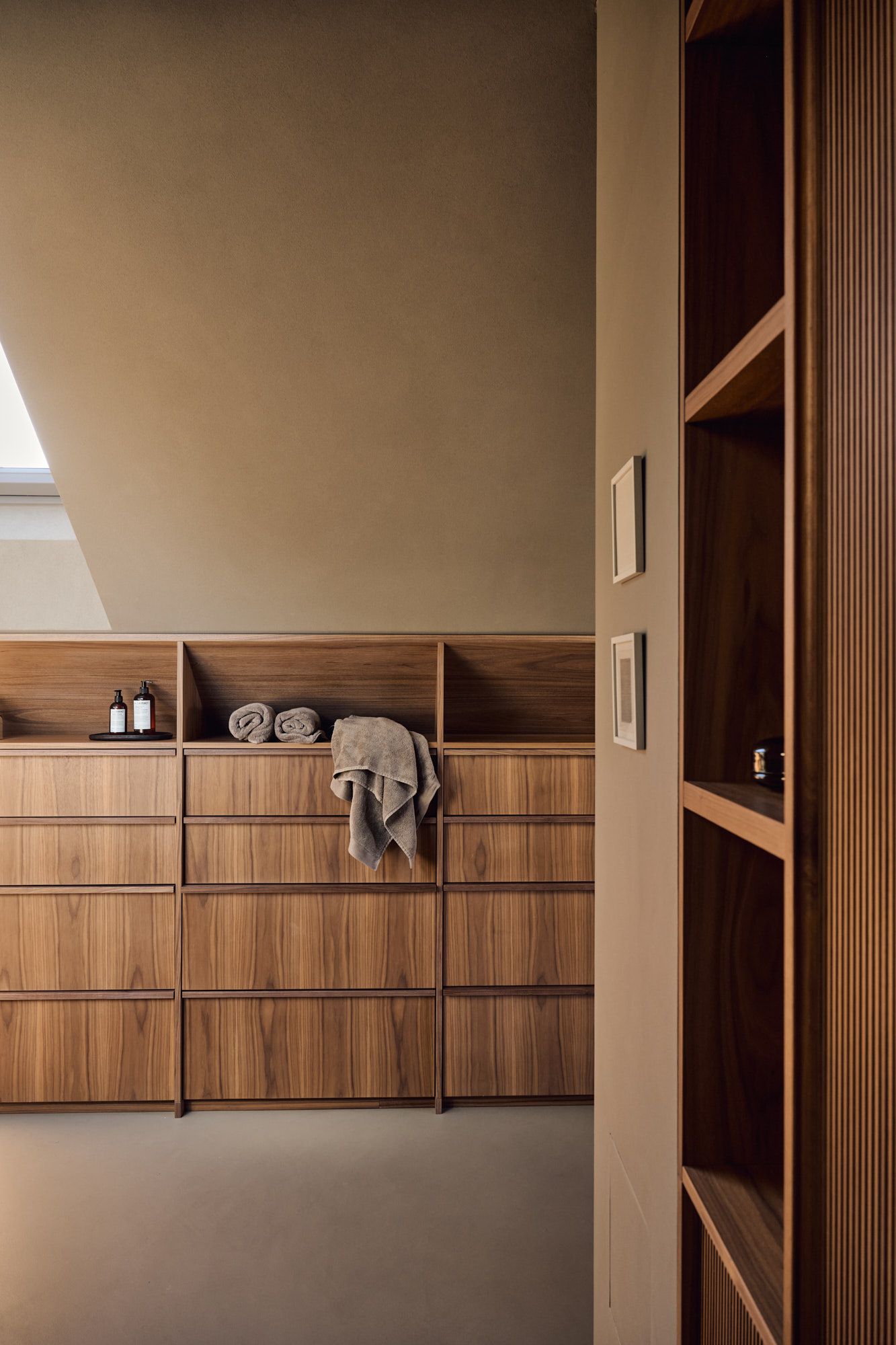 Maßgefertigte Holzschränke mit offenen Fächern und warmen Naturtönen für ein ruhiges, harmonisches Wohnambiente.