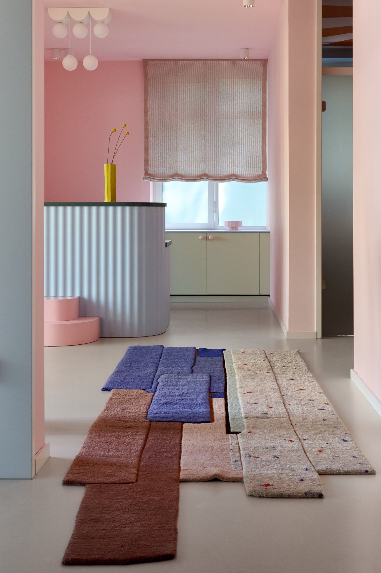 Stilvolle Zahnarztpraxis mit kreativem Interior Design von Stephanie, das durch moderne Farben, harmonische Formen und eine einladende Wohlfühlatmosphäre überzeugt.