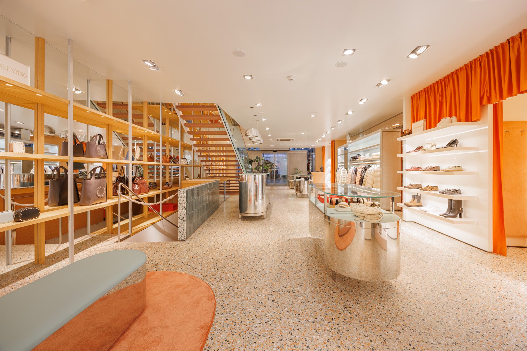 Exklusiver Fashion Store in Innsbruck – ein einzigartiges Interior Design, gestaltet von Stephanie Thatenhorst, das hochwertige Mode mit stilvoller Raumästhetik verbindet.