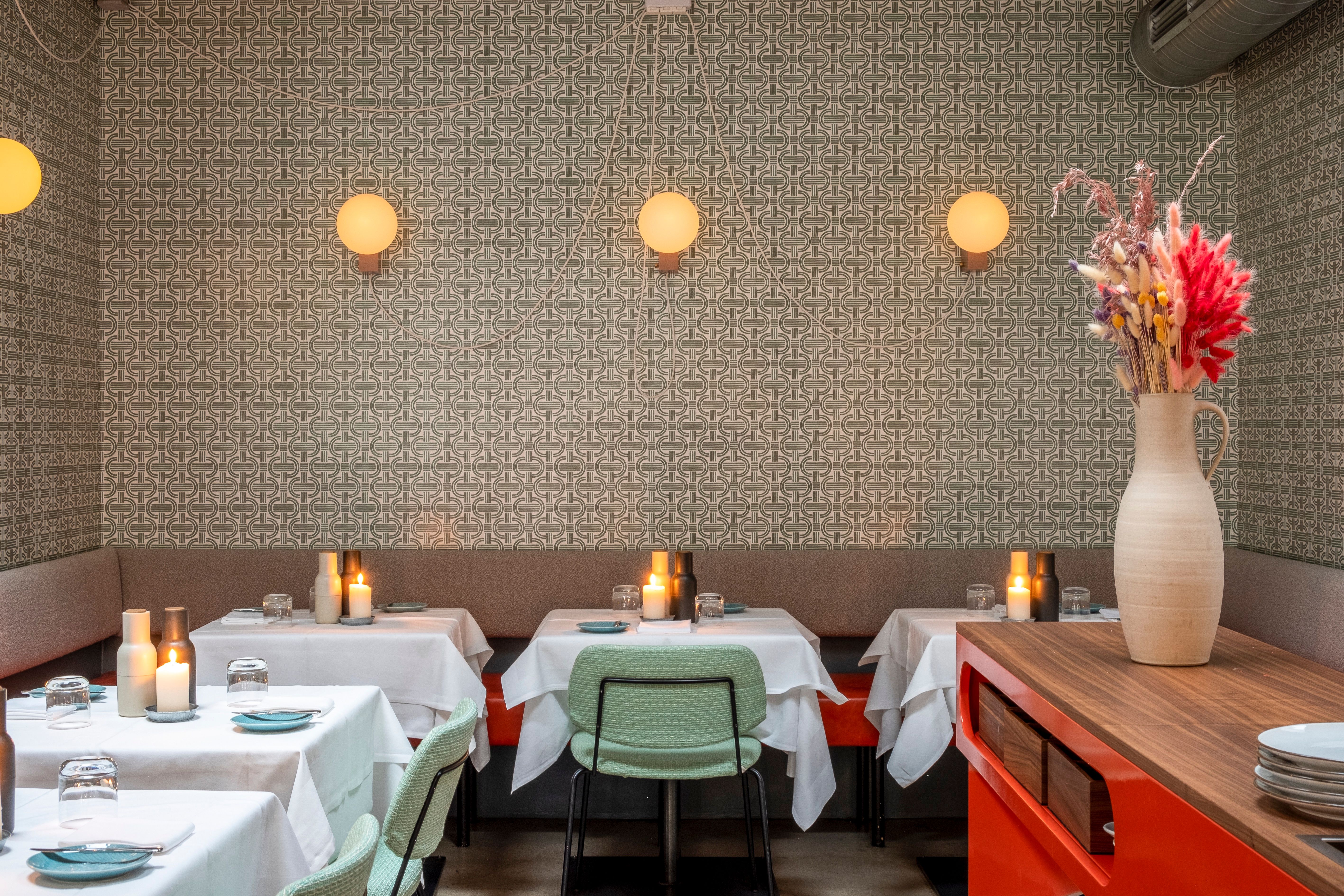 Durchdachte Lichtakzente und maßgefertigte Möbel schaffen im Theresa Grill Restaurant eine warme, zeitgemäße Atmosphäre.