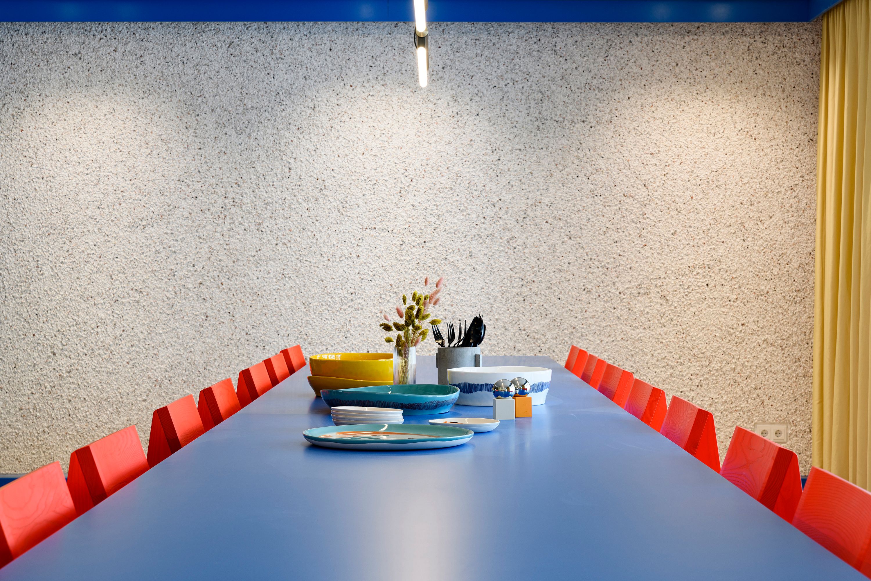 Die detailreiche Wandgestaltung mit strukturierten Oberflächen ist Teil des Interior-Designs von Stephanie Thatenhorst für die Kupa – Kitchen & Working Lounge.