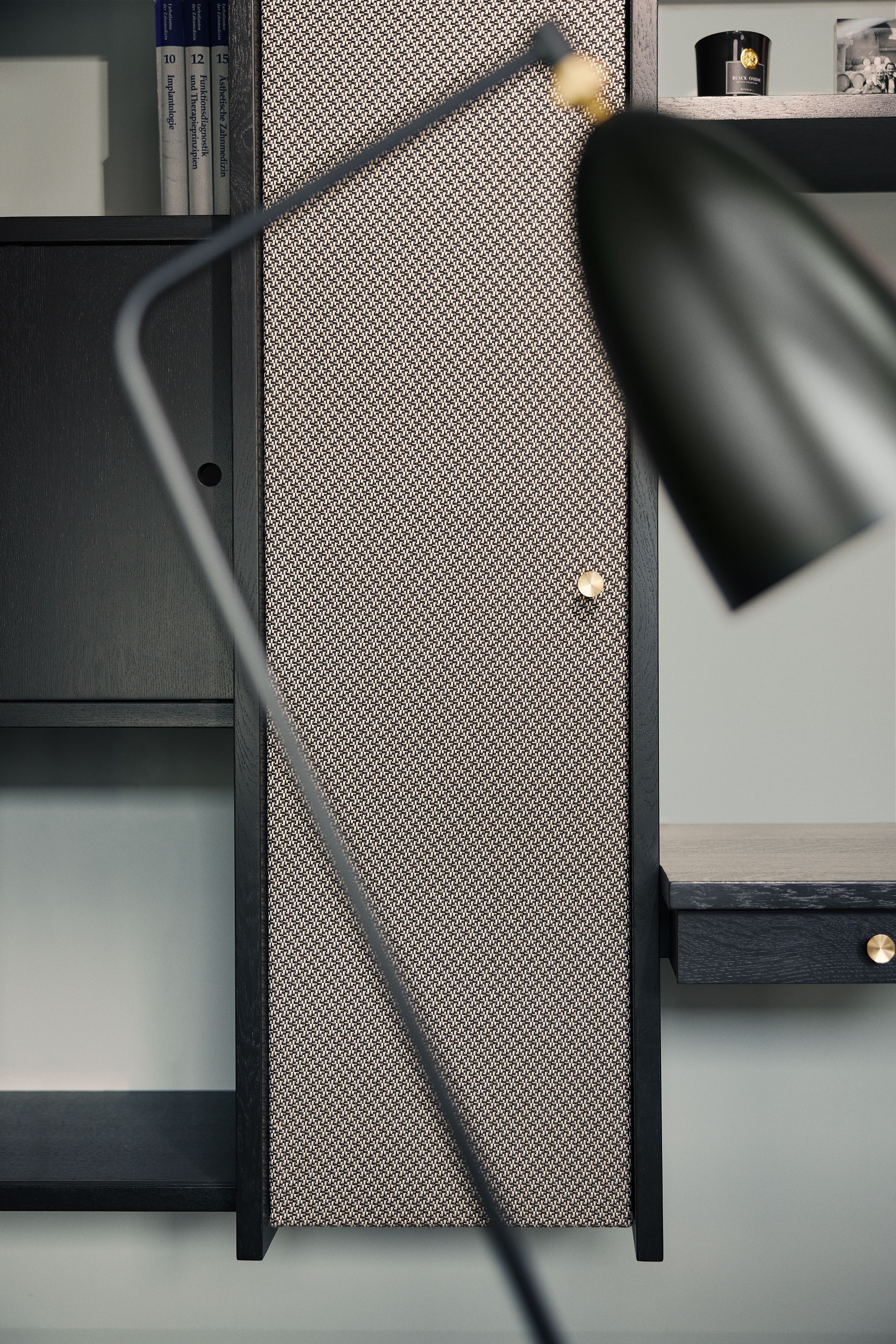 Detailaufnahmen der Möblierung zeigen das präzise Interior Design der Zahnarztpraxis Kempten mit Fokus auf Qualität und Langlebigkeit.