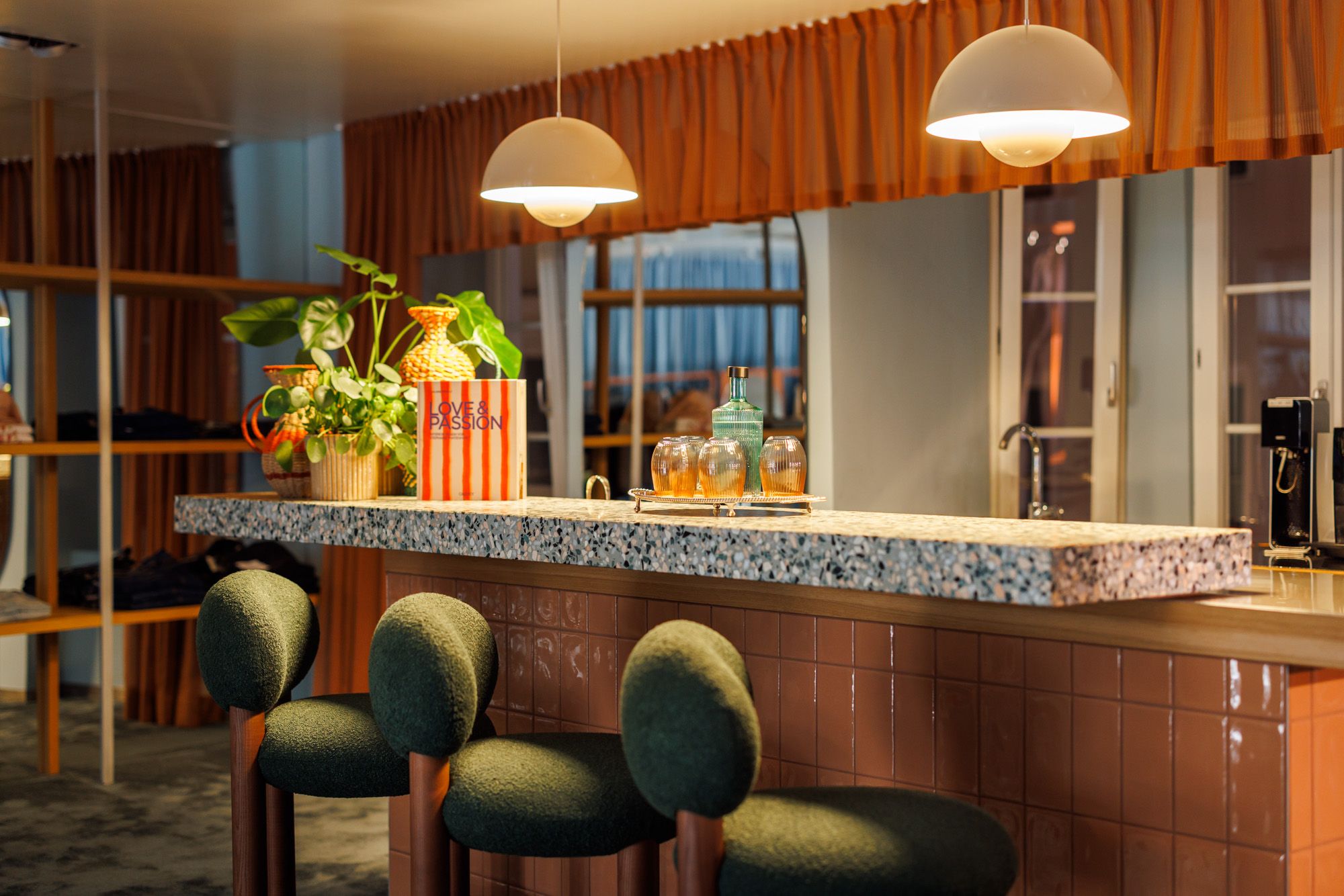 Moderner Fashion Store in Innsbruck mit stilvollem Interior Design von Stephanie Thatenhorst, das hochwertige Mode, harmonische Farbwelten und ein einzigartiges Einkaufserlebnis vereint.