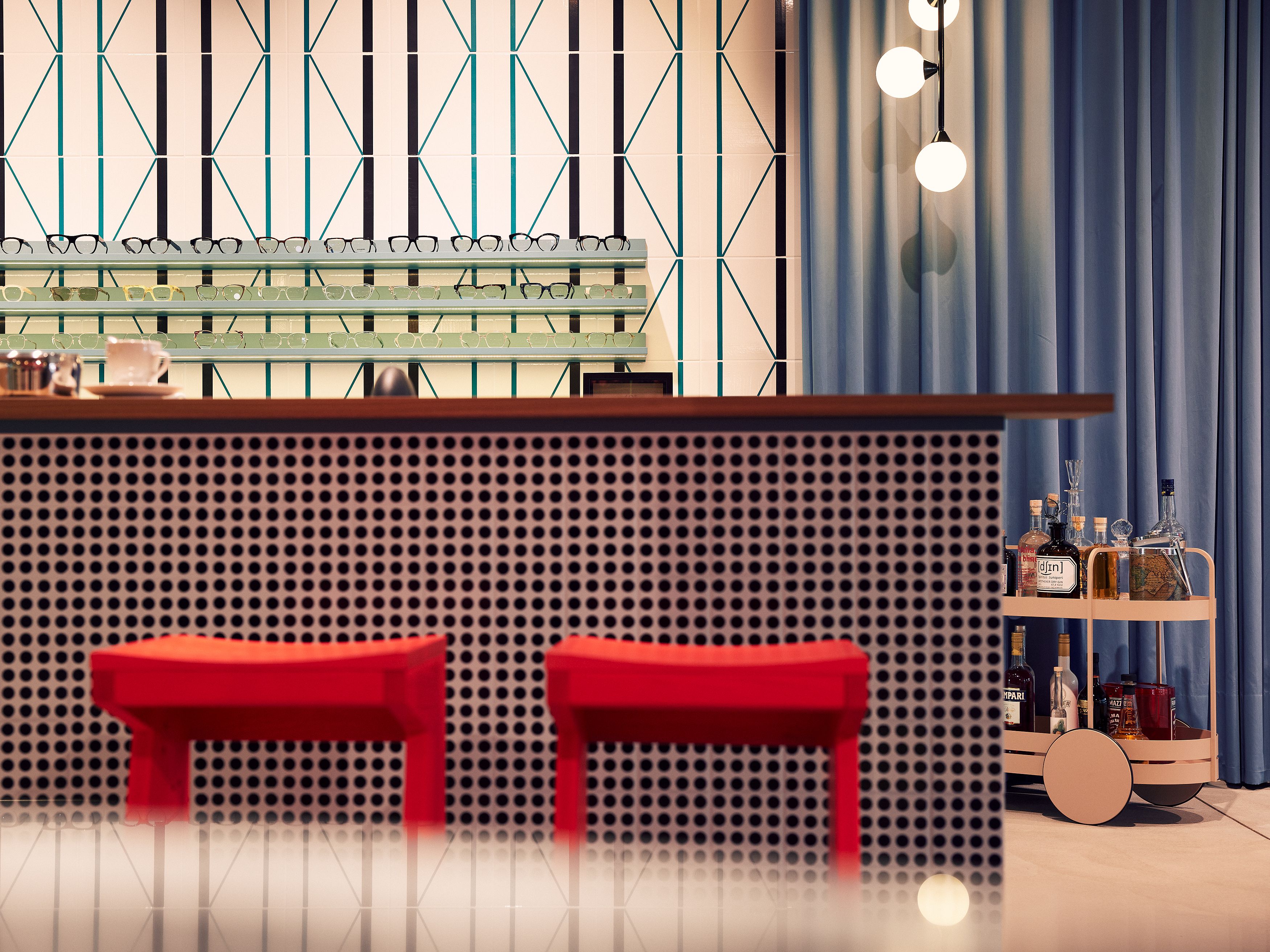 Dieses Interior-Detail von Christian Bartels Optik wurde von Stephanie Thatenhorst mit grafischer Fliesenstruktur und kontraststarken roten Akzenten gestaltet.