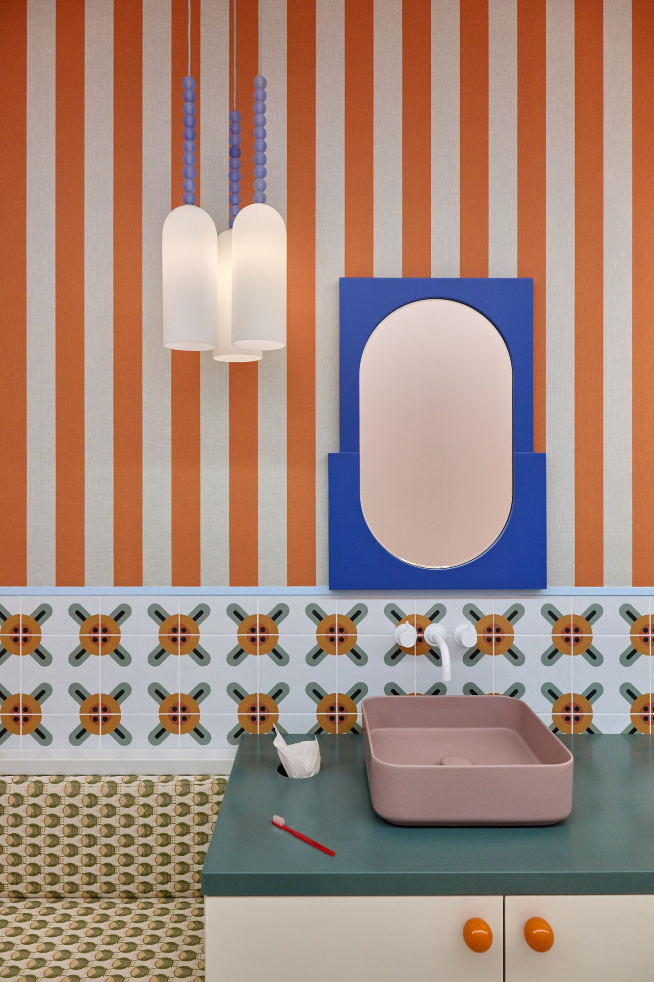 Moderne, farbenfrohe Zahnarztpraxis mit einzigartigem Interior Design von Stephanie – ein kreatives Raumkonzept, das Funktionalität, Wohlfühlatmosphäre und ästhetische Gestaltung harmonisch vereint.