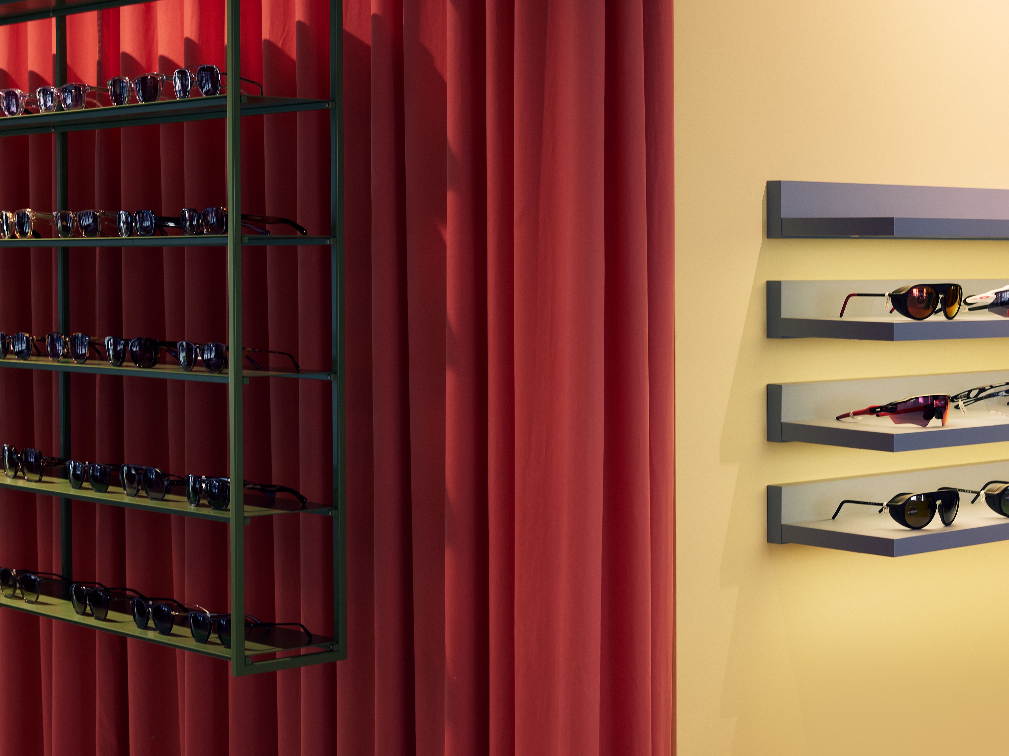 Die grafische Warenpräsentation vor tiefrotem Vorhang wurde von Stephanie Thatenhorst für Christian Bartels Optik designt.