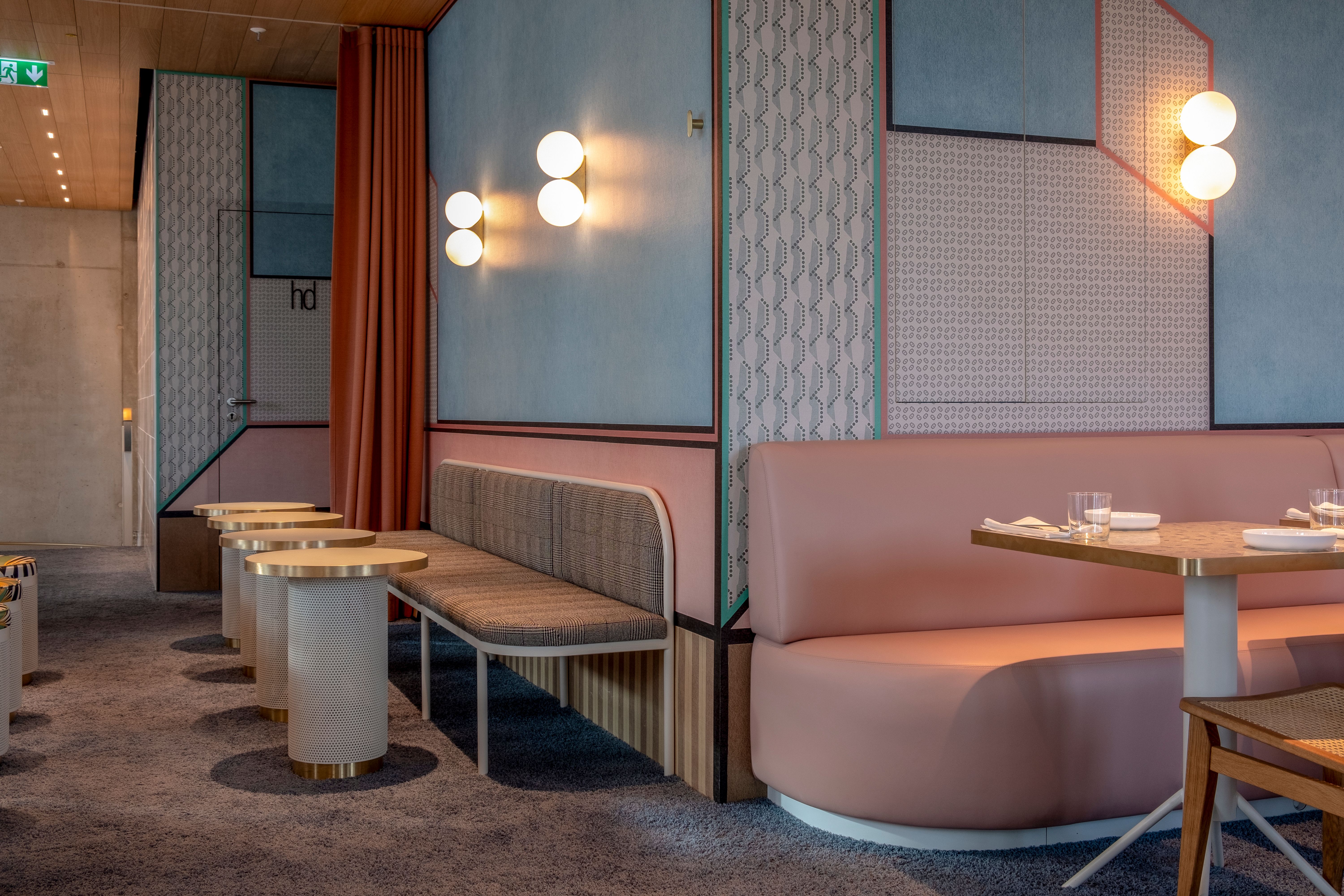 Farb- und Formkontraste prägen die Sitzlandschaft im Lilli P, die Stephanie Thatenhorst mit grafischen Mustern und weichen Texturen inszeniert hat.