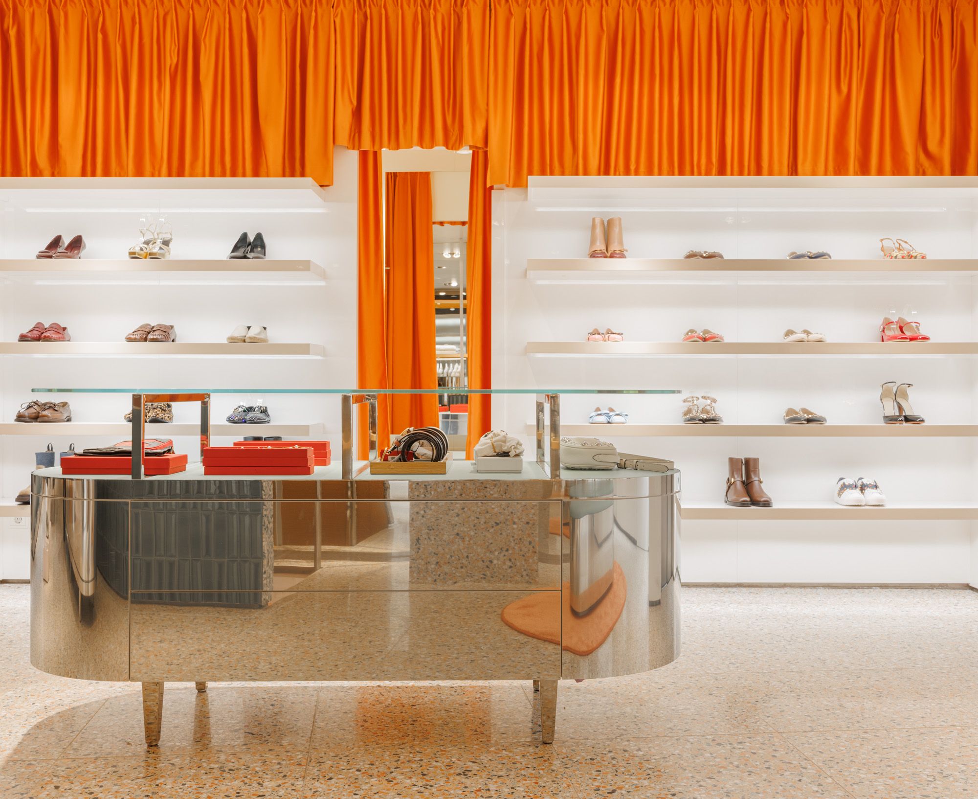 Ein von Stephanie Thatenhorst gestalteter Fashion Store in Innsbruck, der modernes Interior Design, hochwertige Materialien und ein exklusives Einkaufserlebnis stilvoll vereint.