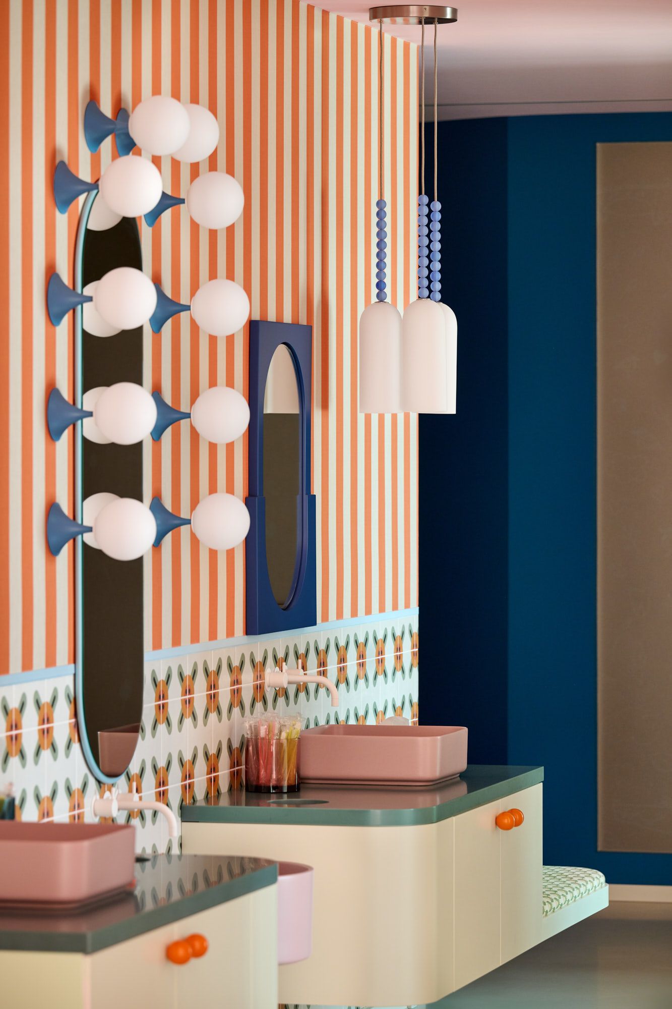 Diese von Stephanie designte Zahnarztpraxis verbindet modernes Interior Design mit einer freundlichen, farbenfrohen Atmosphäre und schafft so ein einzigartiges Wohlfühlambiente für Patienten und Besucher.