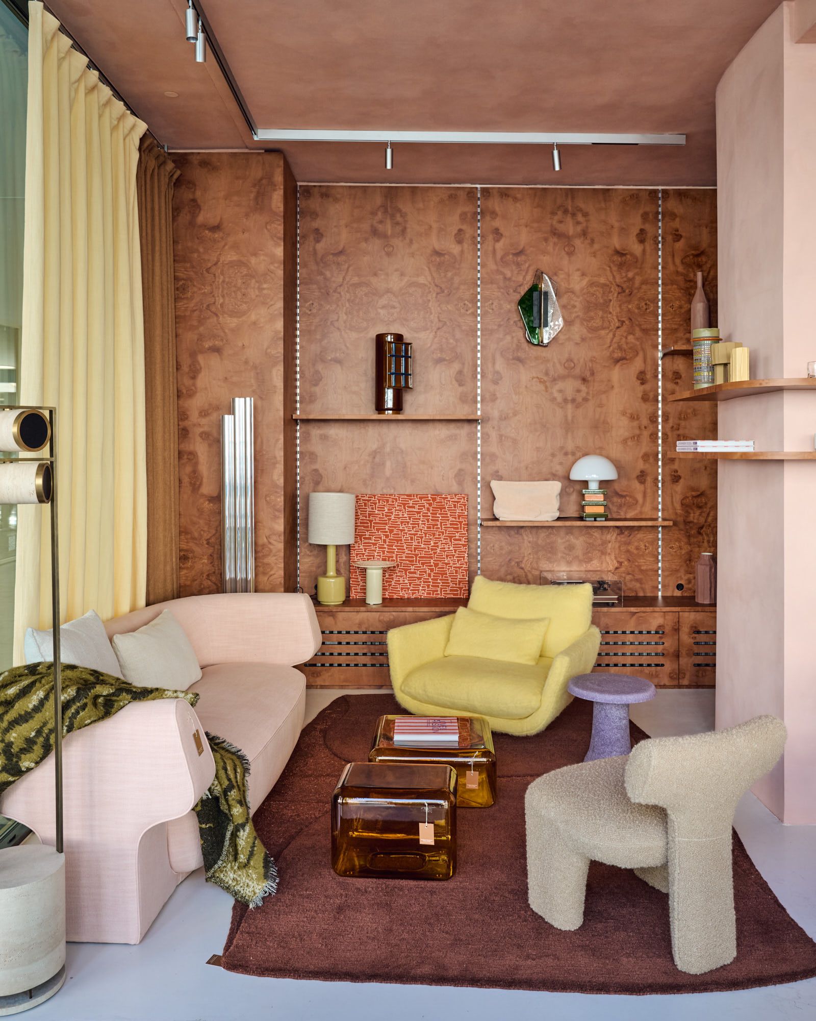 Im Showroom von Stephanie Thenhorst entstehen stilvolle Interior-Konzepte, die hochwertige Materialien, zeitlose Ästhetik und individuelles Design zu einem exklusiven Raumerlebnis verbinden.