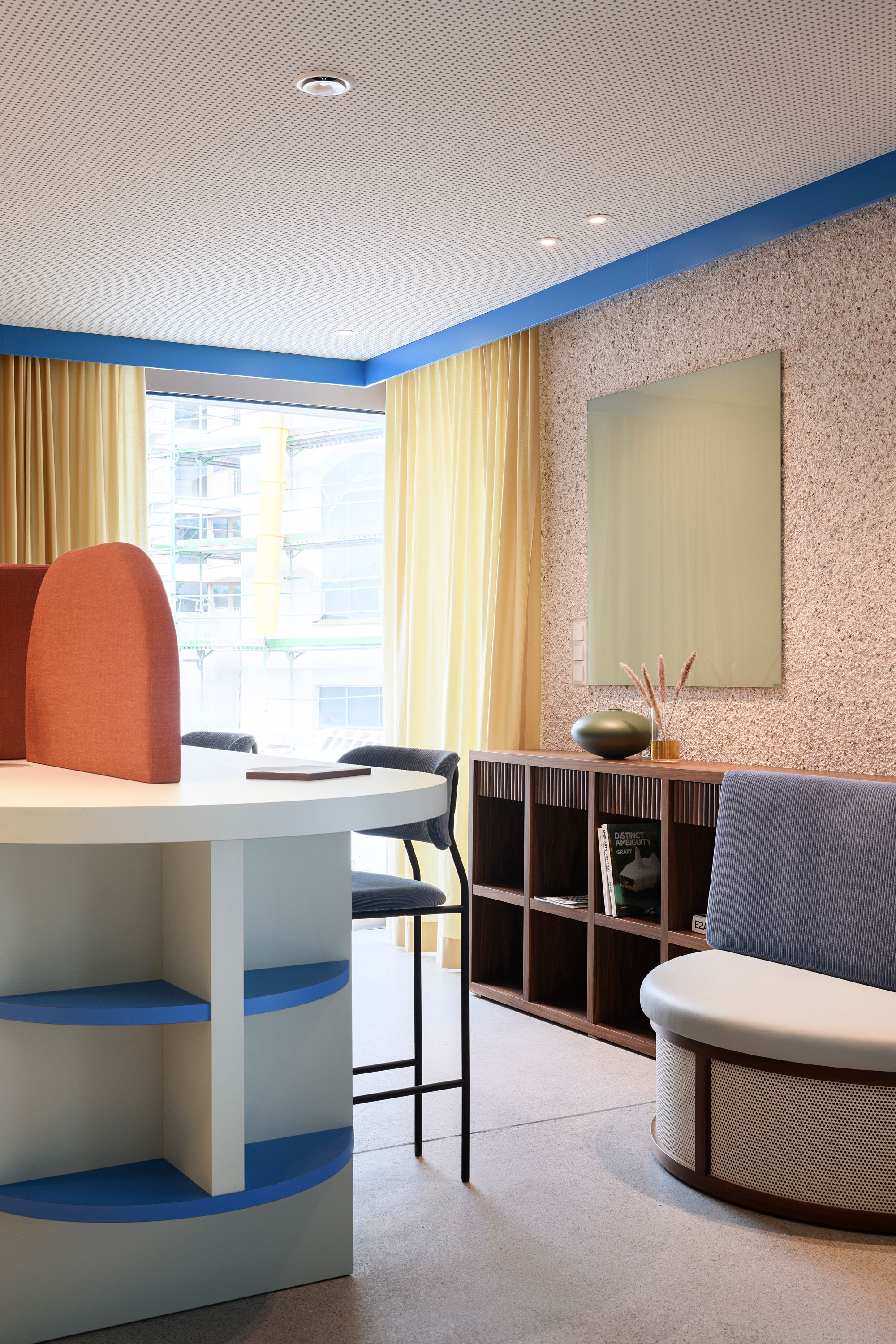 Die organischen Formen und farbigen Raumteiler der Kupa – Kitchen & Working Lounge wurden von Stephanie Thatenhorst designt.