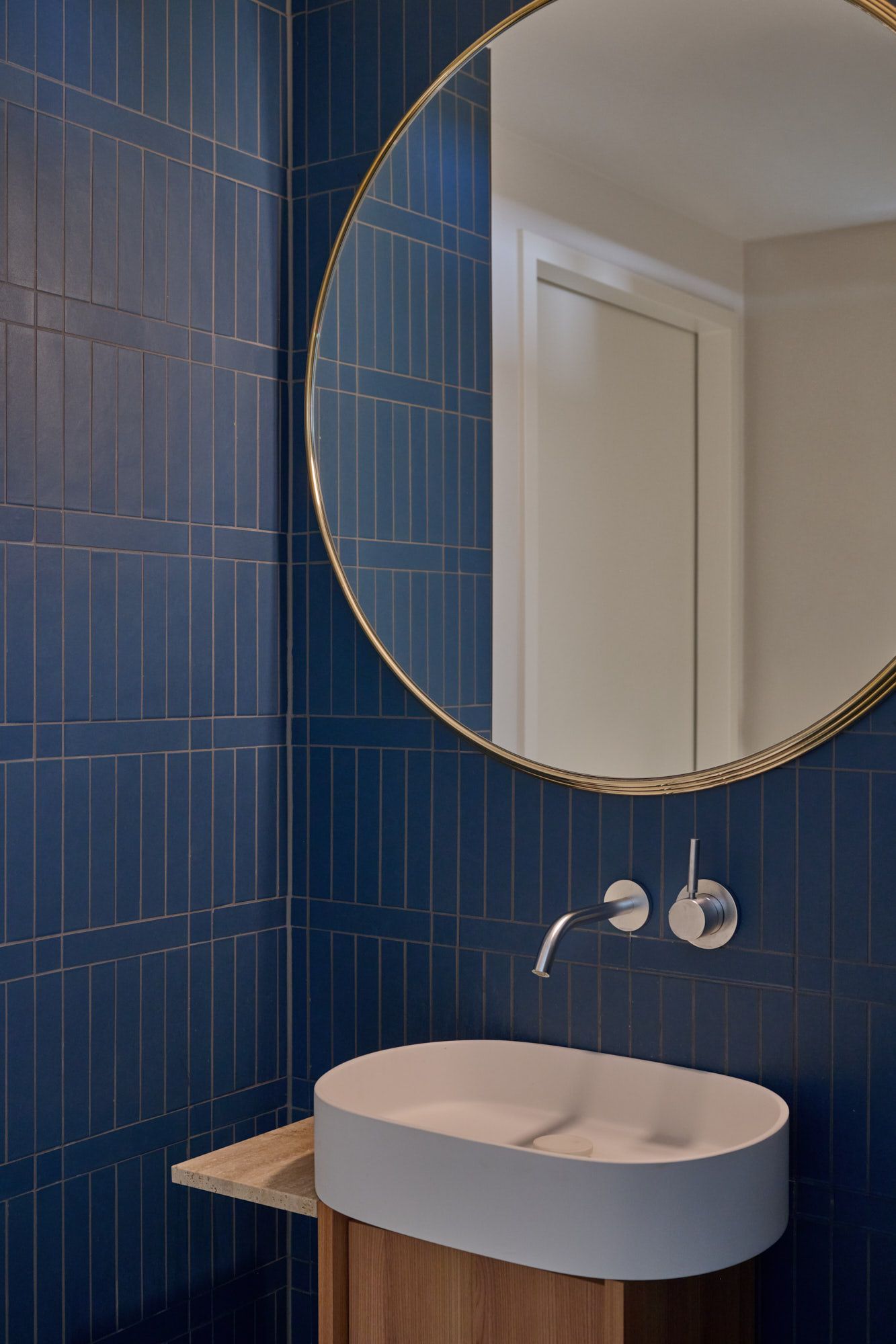 Mit markanter Fliesenstruktur, klarer Formensprache und fein abgestimmten Materialdetails gestaltet Stephanie Thatenhorst in diesem Projekt ein modernes und zugleich repräsentatives Büroambiente.