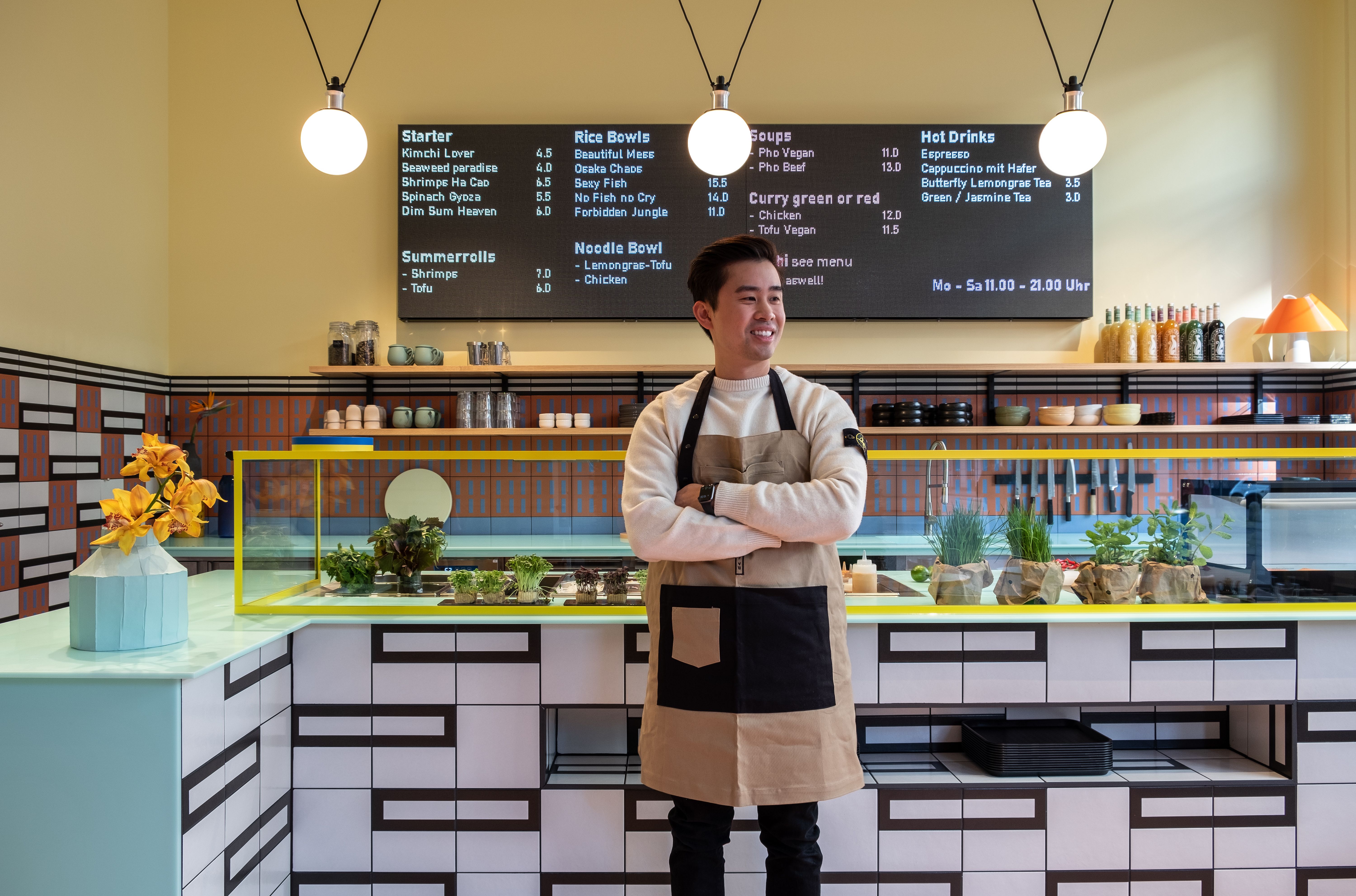 Das Team von By Vu – Asian Restaurant steht im Mittelpunkt eines durchdacht gestalteten Gastraums, der Handwerk, Design und asiatische Kulinarik vereint.