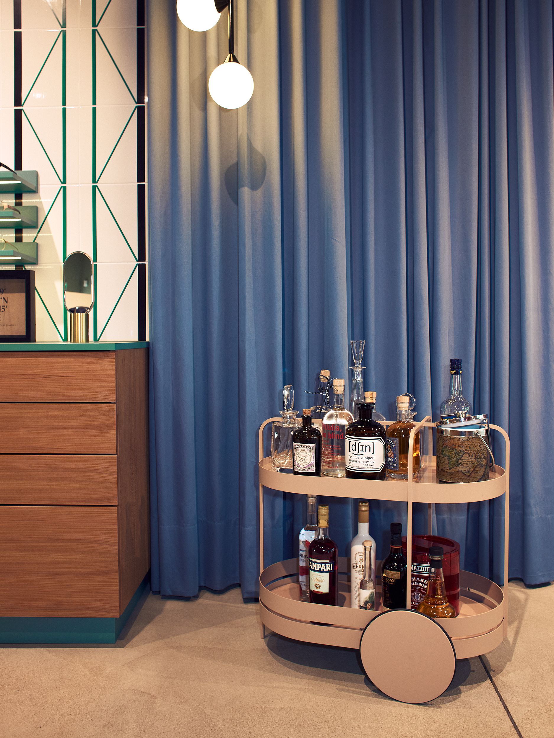 Der stilvolle Barwagen als Eyecatcher im Showroom wurde von Stephanie Thatenhorst für Christian Bartels Optik designt.