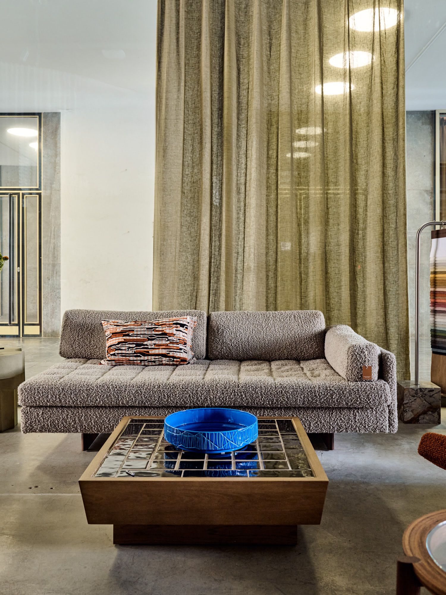 Moderne Sofa-Komposition mit charakterstarkem Couchtisch im Showroom von Stephanie Thatenhorst – stilvolle Interior-Inszenierung mit hochwertiger Materialästhetik.