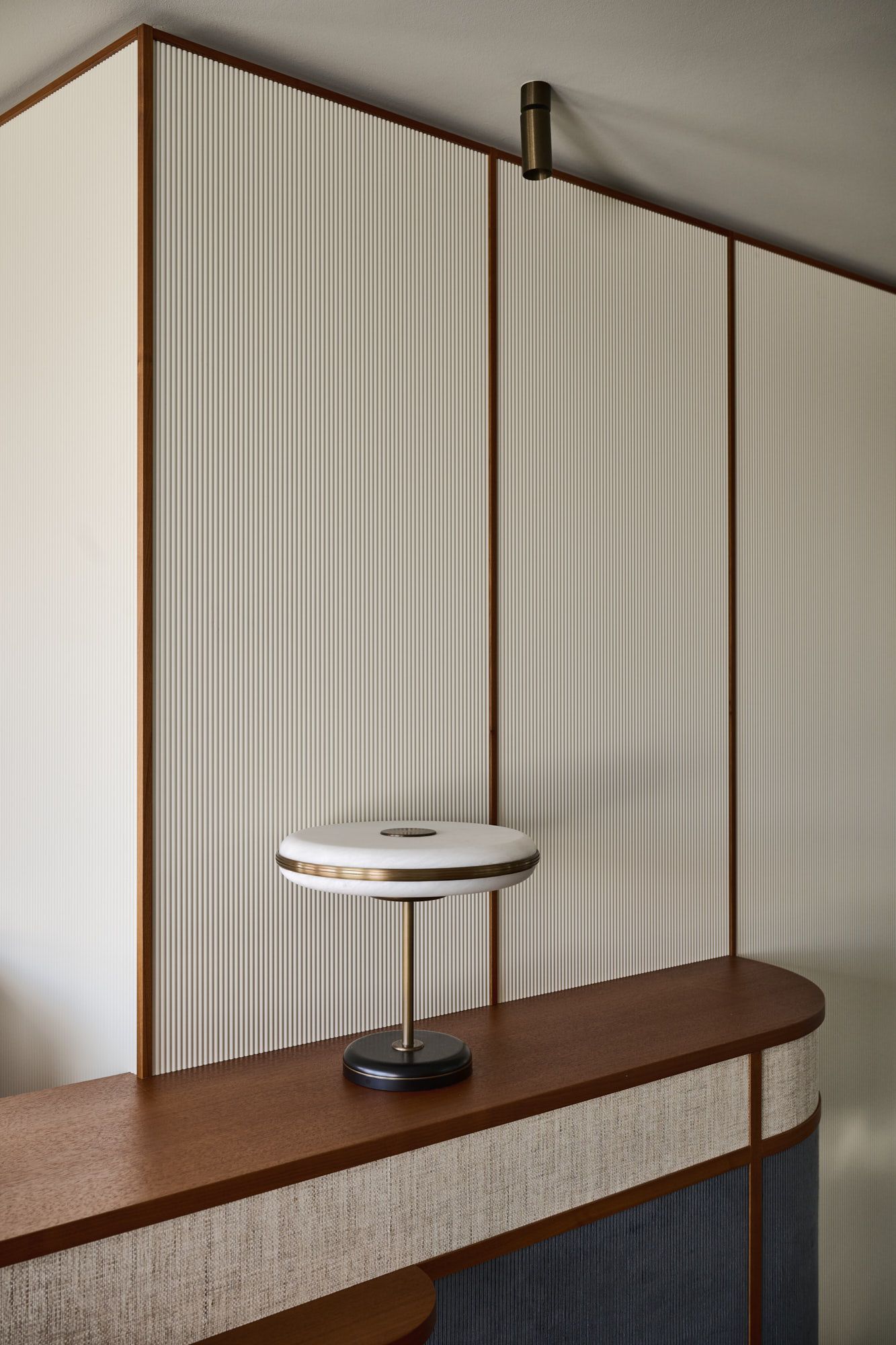 Ein exklusives Interior-Design-Projekt im typischen Stil von Stephanie Thatenhorst, geprägt von feinen Texturen, warmen Holzakzenten und präzise ausgearbeiteten Details.