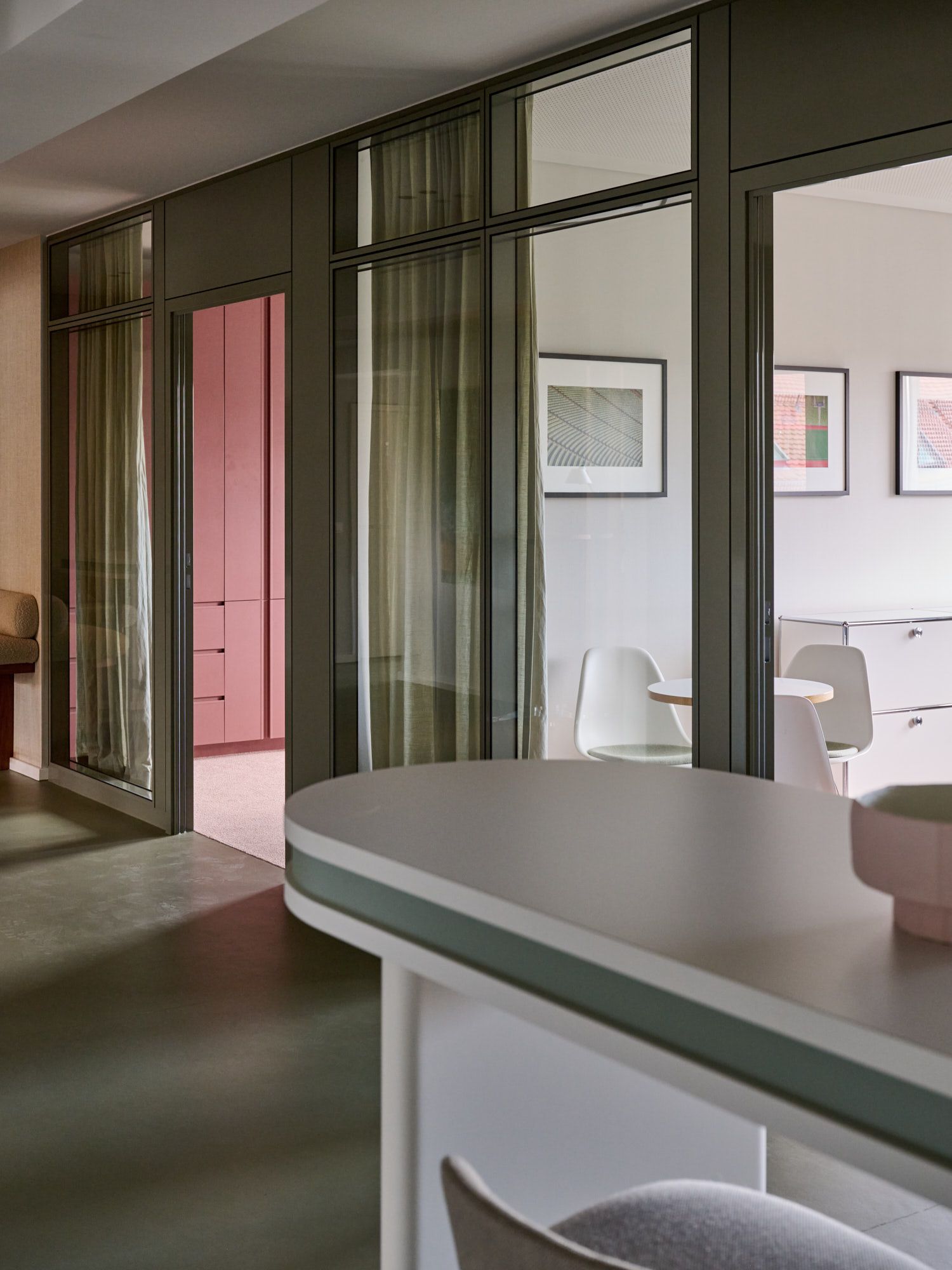 Stephanie Thatenhorst gestaltet dieses Büroprojekt mit transparenten Strukturen, harmonischen Farbakzenten und einer präzisen Linienführung zu einem modernen, angenehm offenen Arbeitsumfeld.