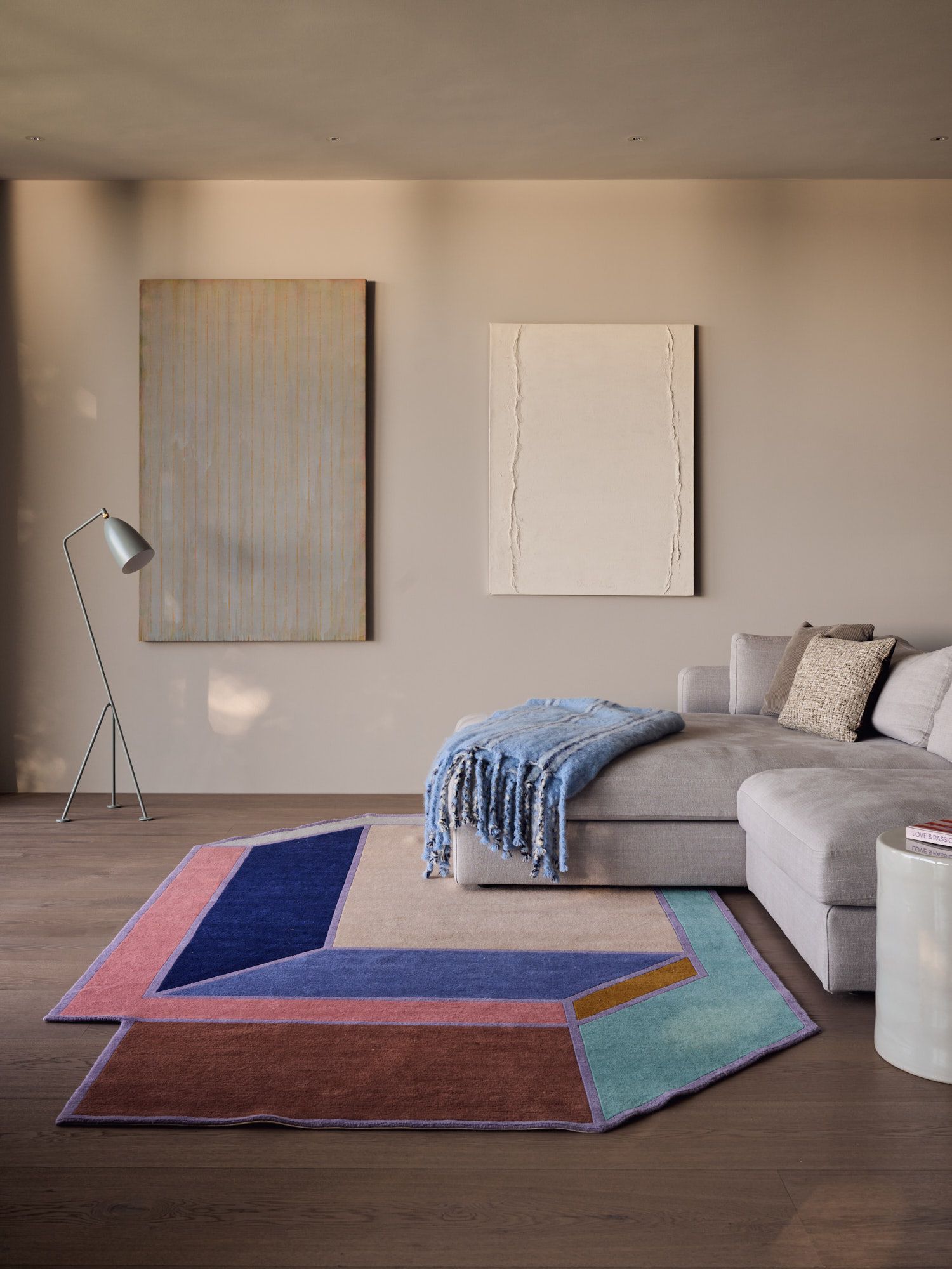 Moderner Wohnbereich mit geometrischem Designteppich, klaren Linien und sanften Naturtönen für ein stilvoll harmonisches Ambiente.