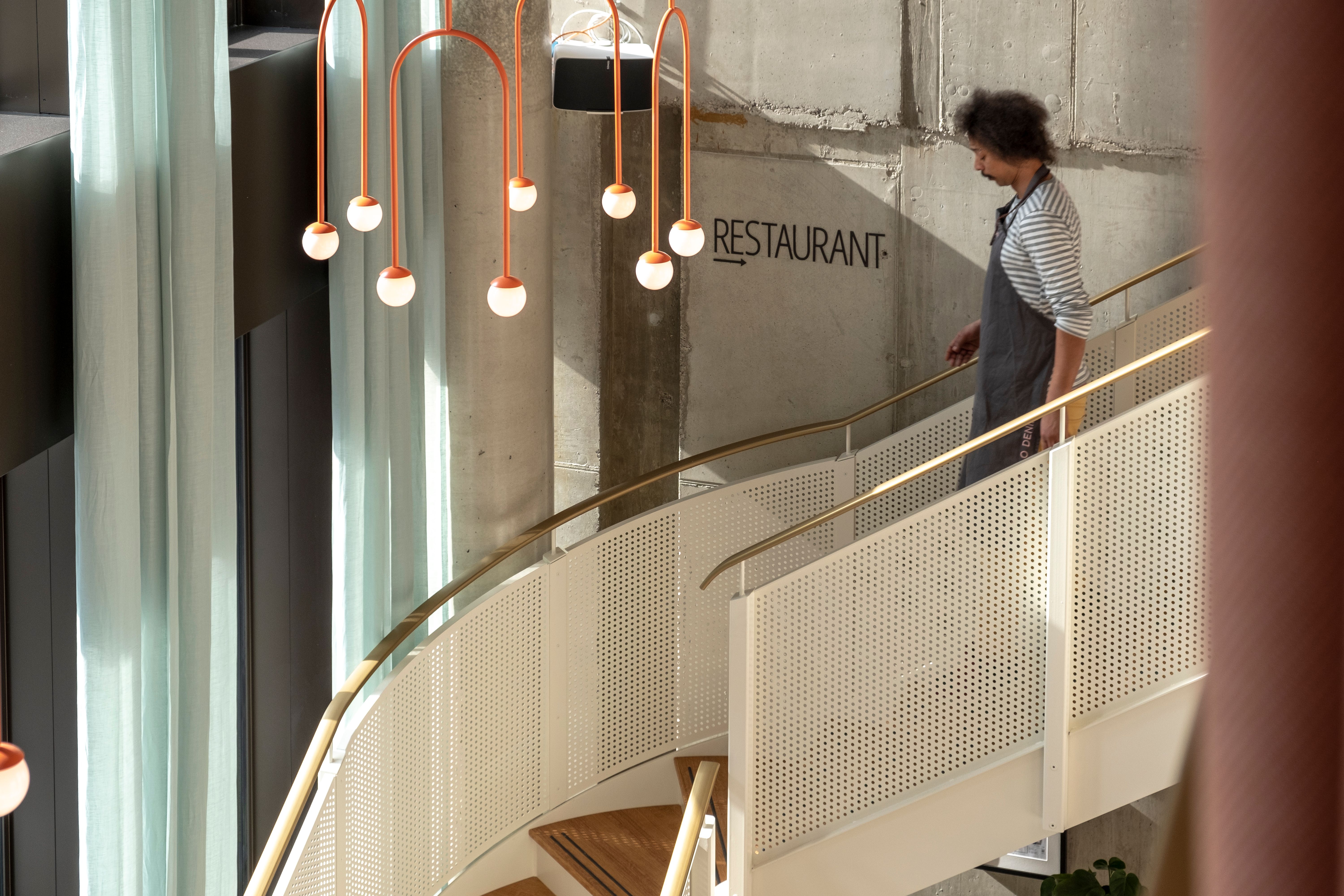 Die markanten Leuchten und die raumhohen Fenster schaffen im Lilli P ein lichtdurchflutetes Ambiente, das die Gestaltung von Stephanie Thatenhorst perfekt hervorhebt.