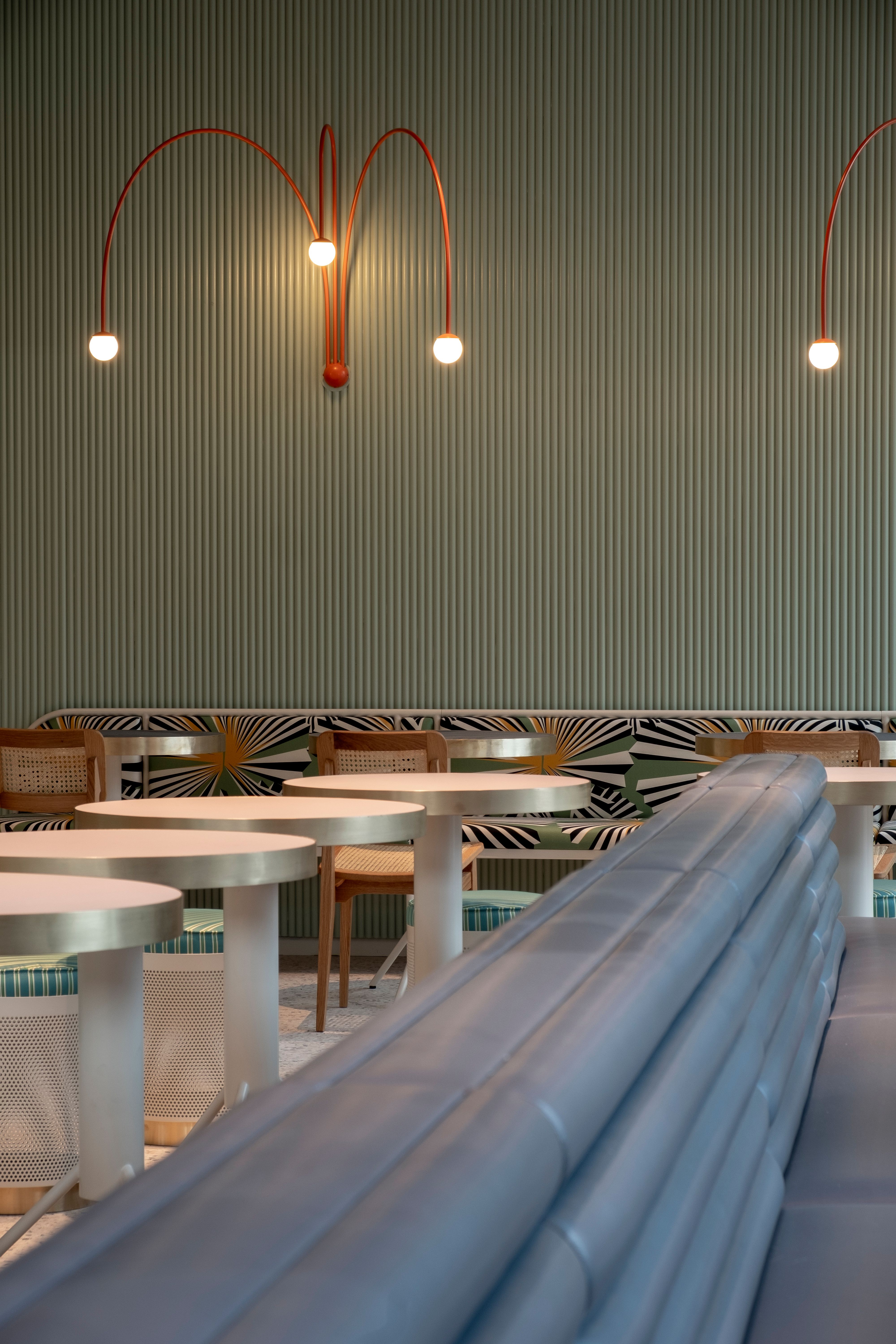 Die Innenarchitektur von Stephanie Thatenhorst im Lilli P betont klare Linien, farbige Akzente und harmonisch aufeinander abgestimmte Materialien, die ein urbanes, leichtes Ambiente erzeugen.