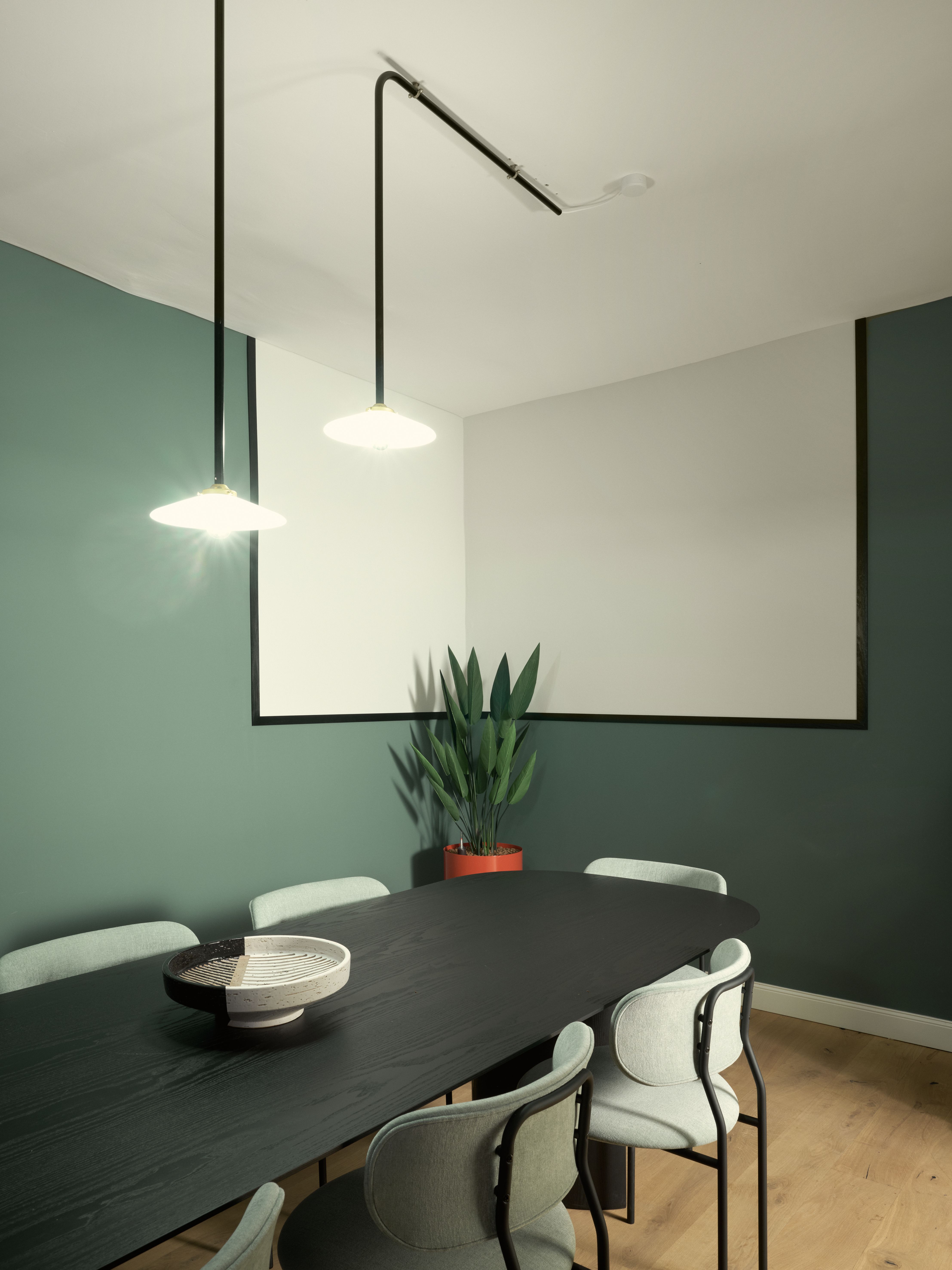 Das von Stephanie Thatenhorst gestaltete Summa Equity Büro München zeigt einen modernen Meetingraum mit grafischen Wandflächen und puristischer Beleuchtung.