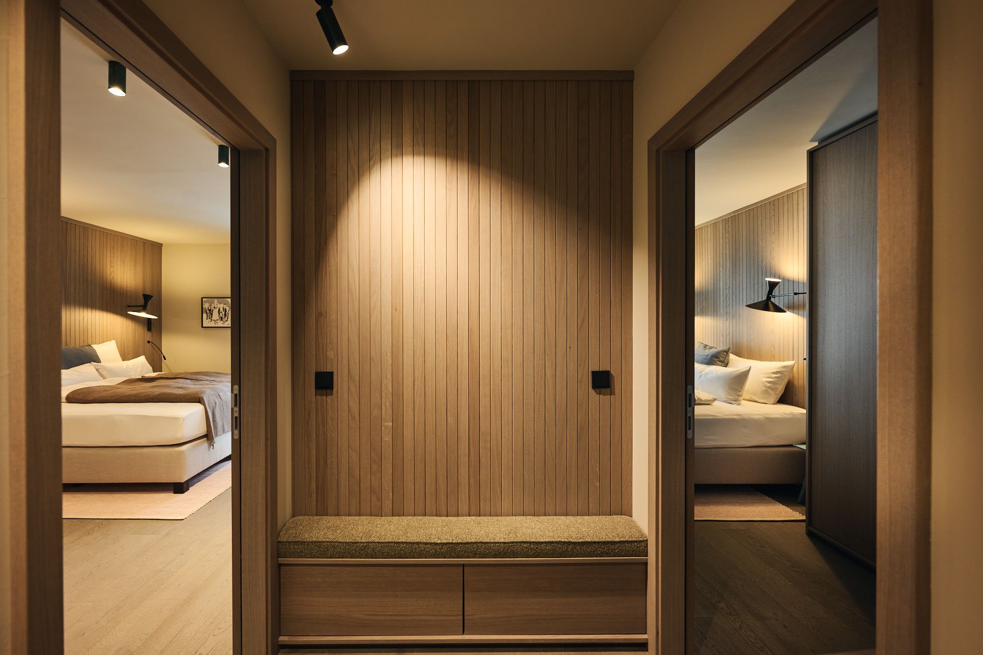 Der warme Eingangsbereich des Ullrhaus – gestaltet von Stephanie Thatenhorst – empfängt Gäste mit klaren Linien und harmonischer Lichtführung.