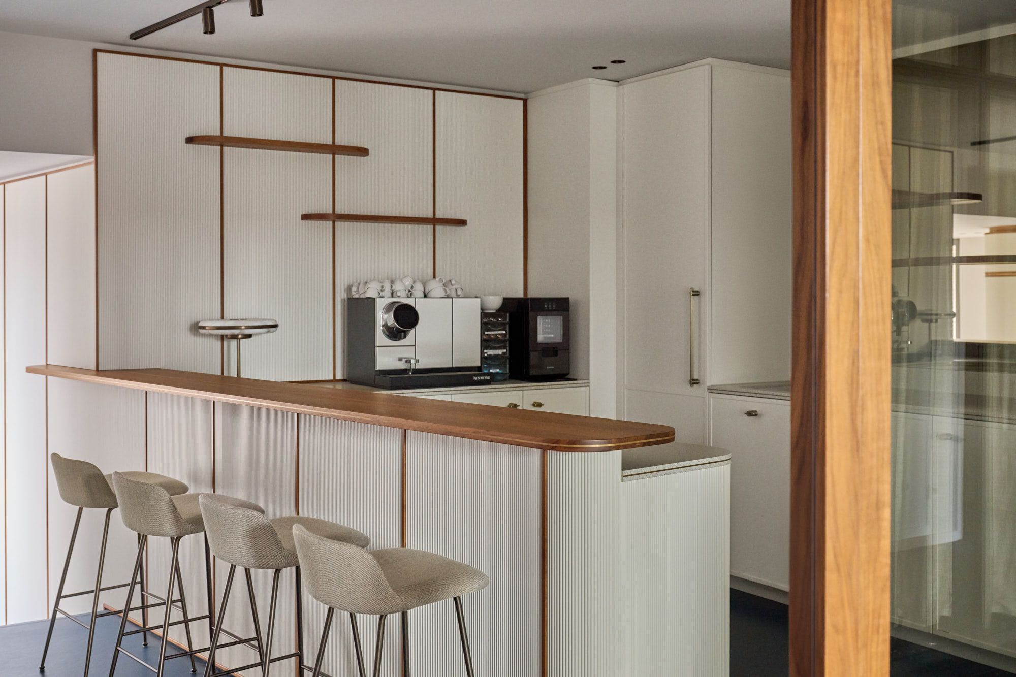 Dieses Projekt von Stephanie Thatenhorst vereint klare Linien, hochwertige Materialien und eine ruhige Farbästhetik zu einem harmonisch gestalteten Küchenensemble.