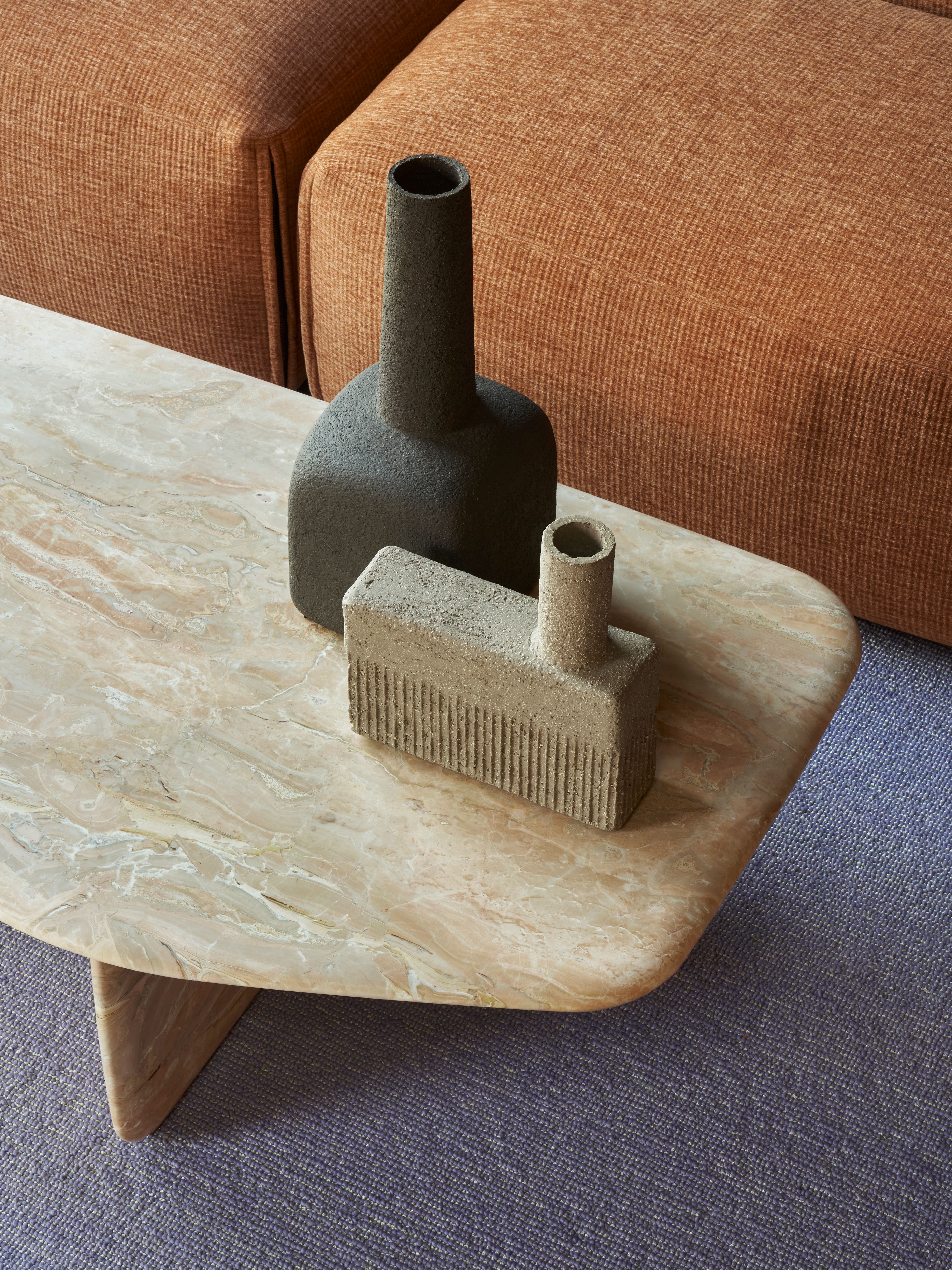 Die kraftvolle Kombination aus strukturierter Tapete und warmem Holz veranschaulicht Stephanie Thatenhorsts sensiblen Umgang mit Farb- und Materialkontrasten im Rahmen von AD New Perspectives.