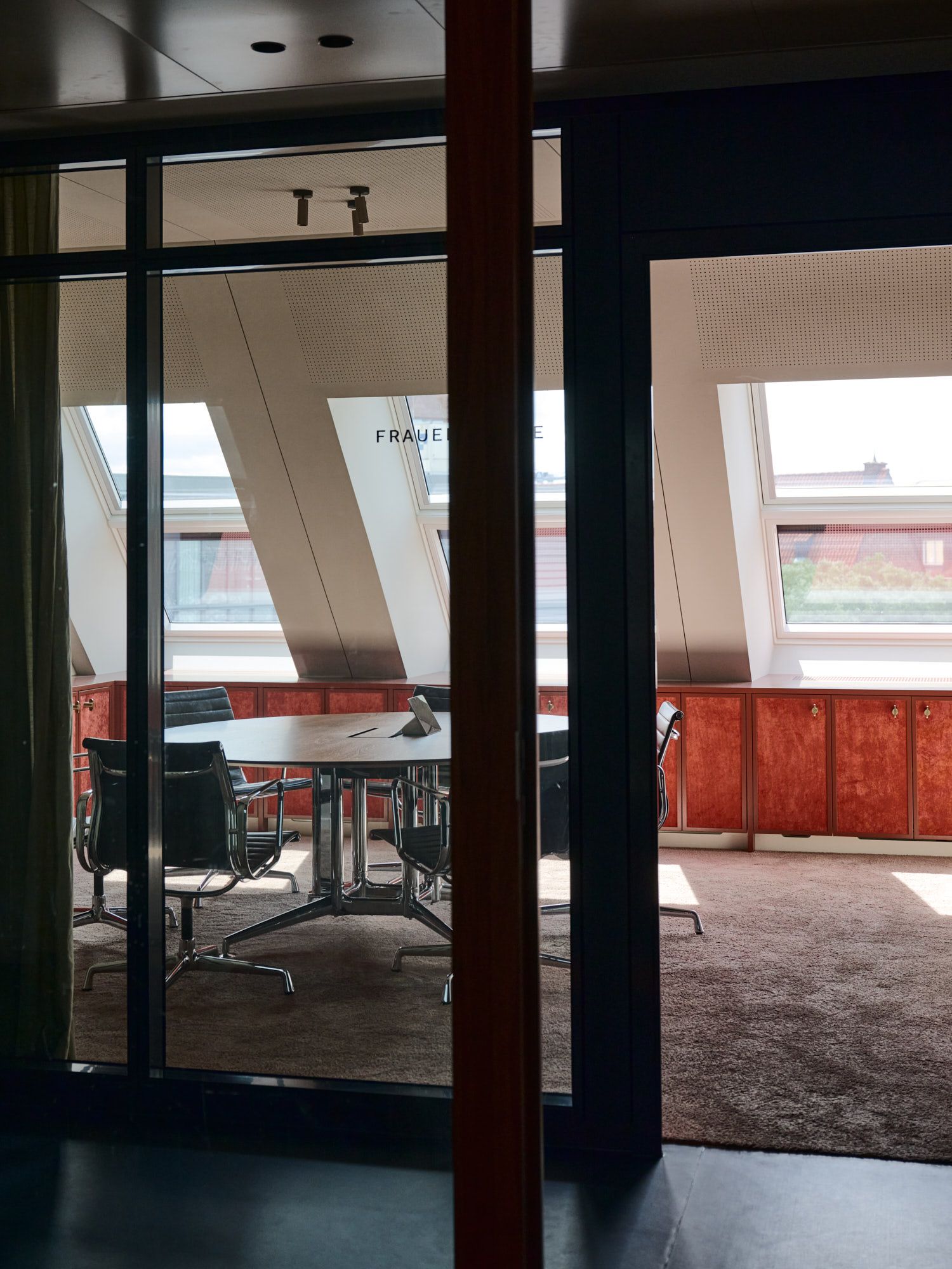 Ein maßgeschneidert gestalteter Besprechungsraum im charakteristischen Stil von Stephanie Thatenhorst, geprägt von warmen Materialien, klarer Formsprache und einer harmonischen, lichtdurchfluteten Atmosphäre.