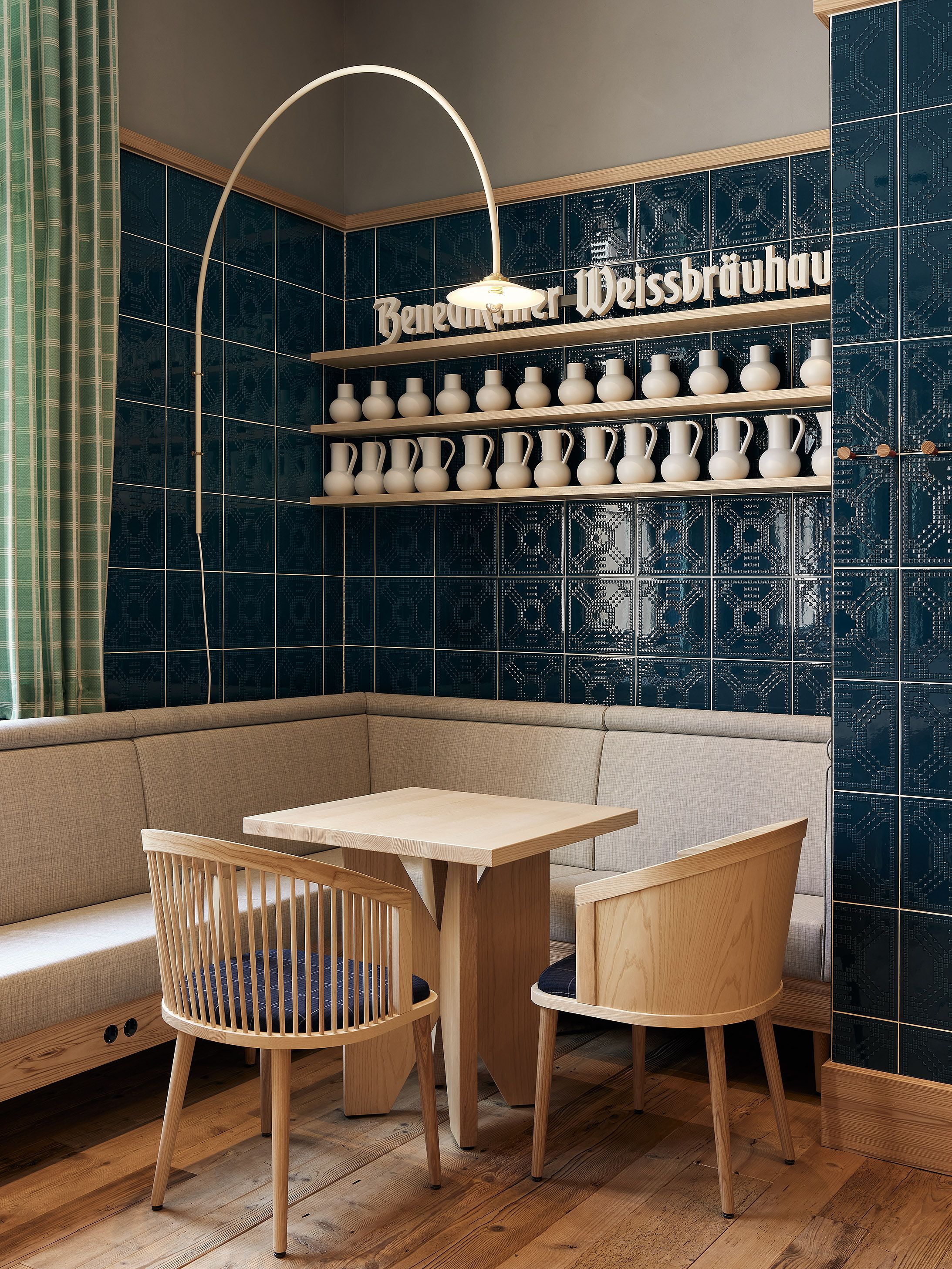 Detailansicht eines individuell gefertigten Holzstuhls, der den hohen Anspruch an Materialqualität und Handwerkskunst im Benediktiner Weissbräuhaus widerspiegelt.