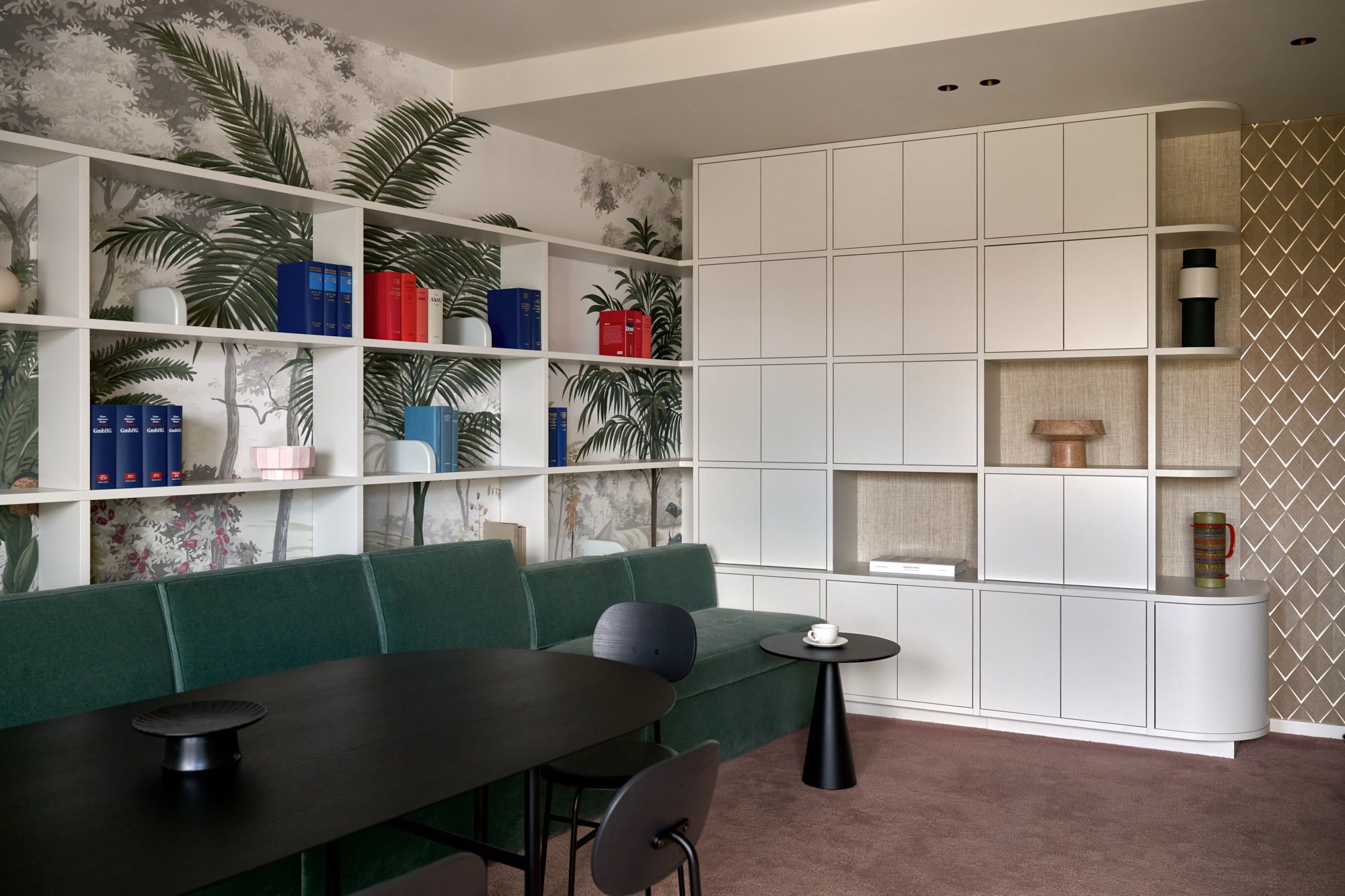 Dieses Projekt von Stephanie Thatenhorst zeigt ein harmonisch kuratiertes Raumkonzept, das moderne Maßanfertigungen, elegante Materialkombinationen und eine bewusst gesetzte Farbdramaturgie verbindet.