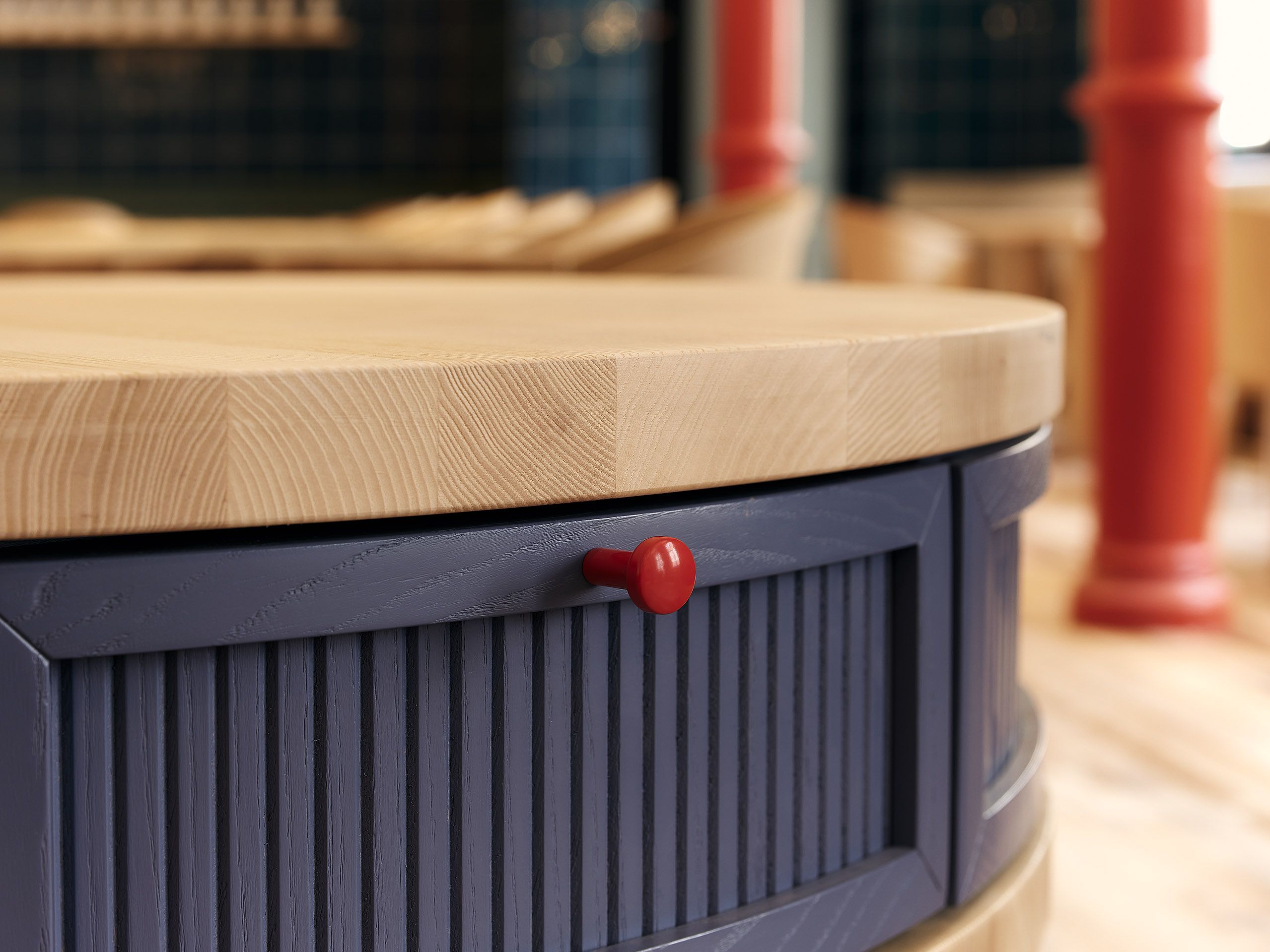 Die harmonische Verbindung aus Holz, strukturierten Wandoberflächen und warmem Licht schafft im Restaurant Benediktiner Weissbräuhaus eine einladende Atmosphäre.