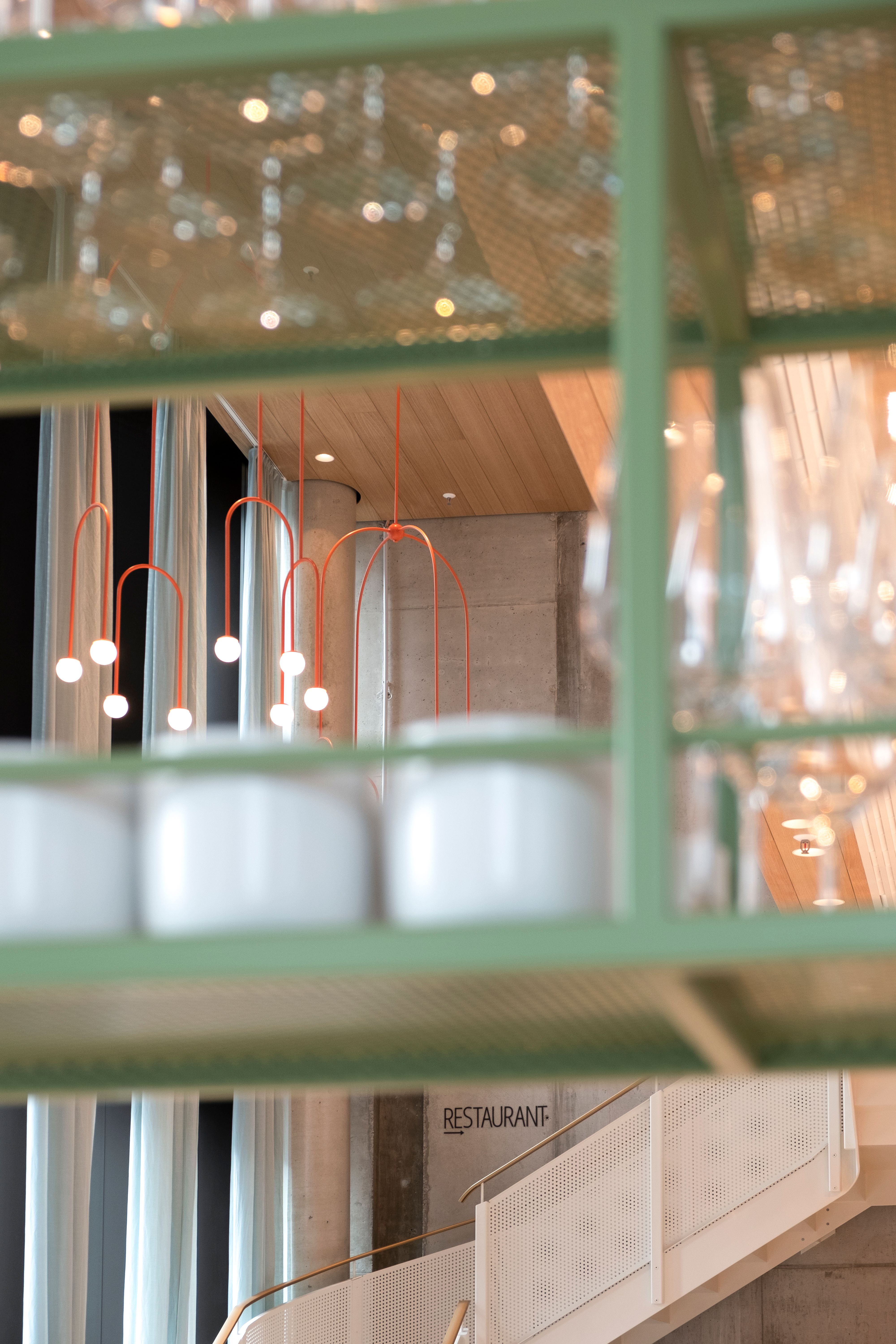 Stephanie Thatenhorst setzt im Lilli P auf transparente Zonierung und raffinierte Blickachsen, wodurch das Restaurant eine lebendige, offene Atmosphäre erhält.