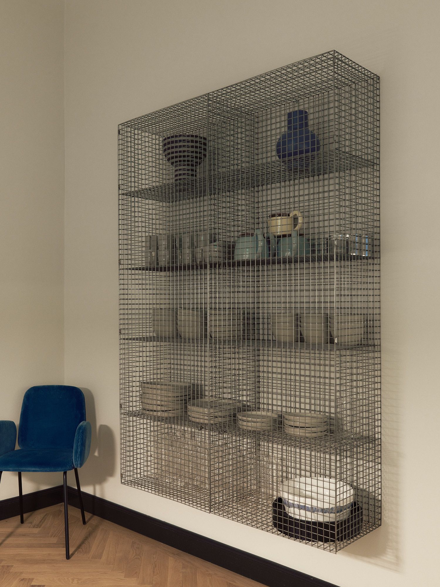 Maßgefertigtes Drahtregal als funktionales Designobjekt im Interior-Konzept von Stephanie Thatenhorst Interior Design Office.