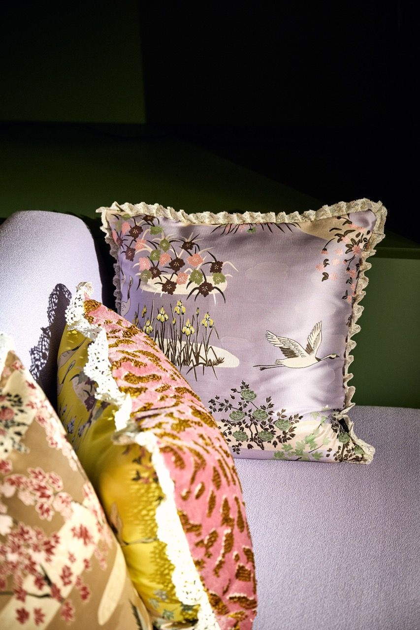 Detailaufnahme eines loungeartigen Sessels mit strukturreichem Textil und abgestimmter Farbigkeit als Interior-Design-Projekt von Stephanie Thatenhorst.