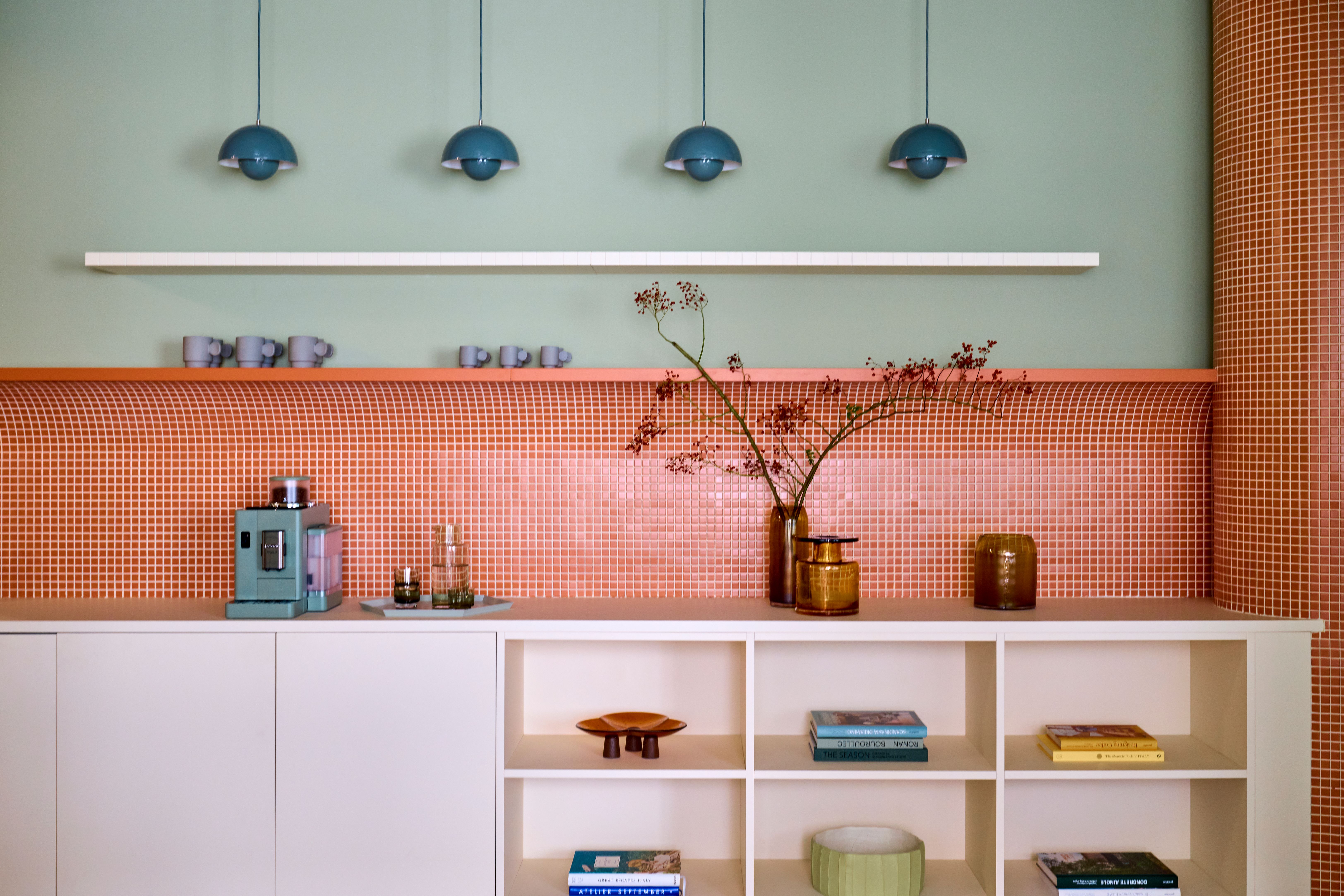 Ein harmonisches Zusammenspiel aus Salbeigrün, Terrakotta, Designleuchten und funktionalem Stauraum prägt das unverwechselbare Praxisdesign „Lieblingszahnarzt“ von Stephanie Thatenhorst.