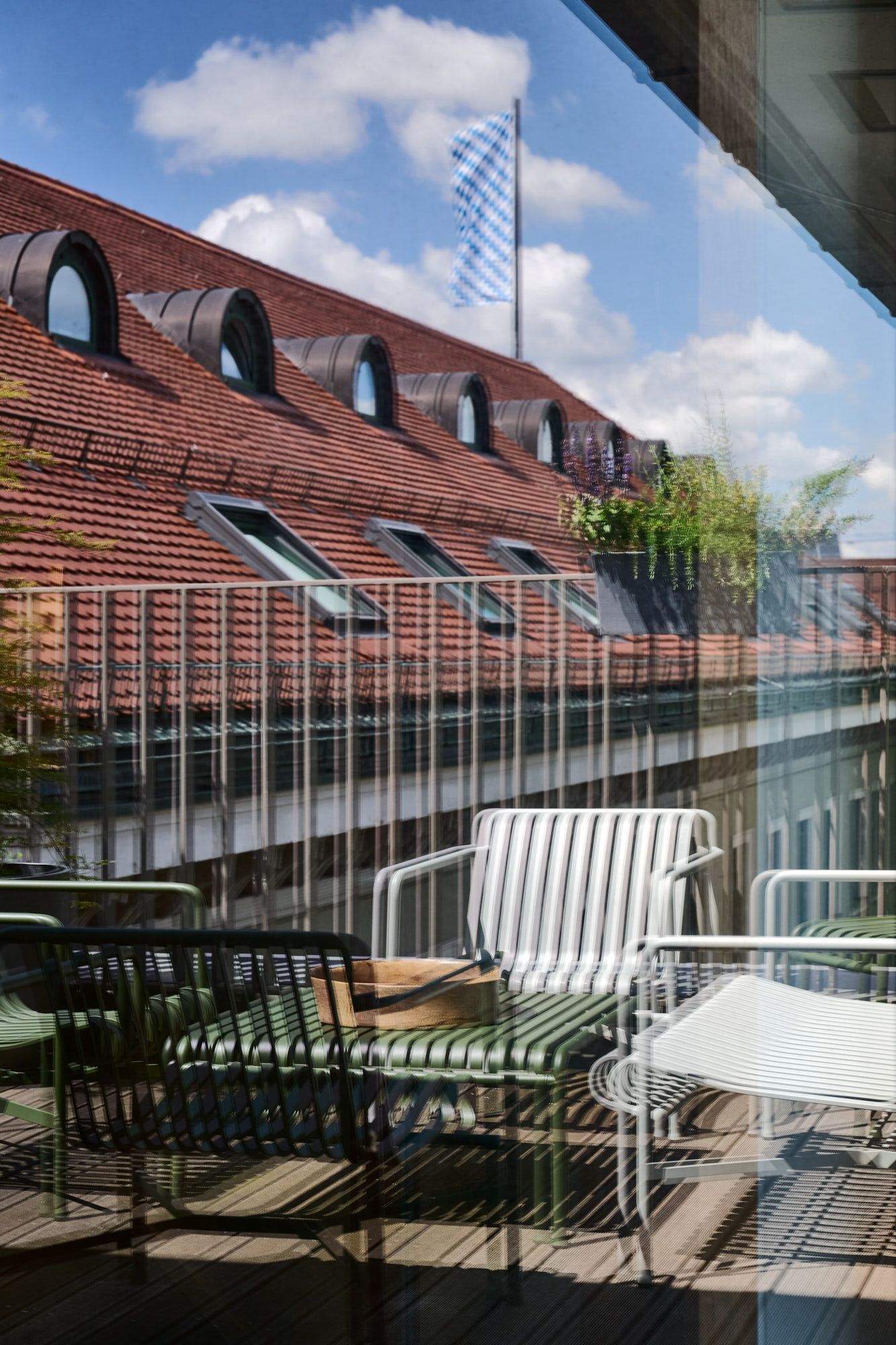 Eine stilvoll gestaltete Terrasse im charakteristischen Stephanie-Thatenhorst-Stil, geprägt von klaren Linien, hochwertigem Outdoor-Mobiliar und einem harmonischen Zusammenspiel aus Architektur und Natur.