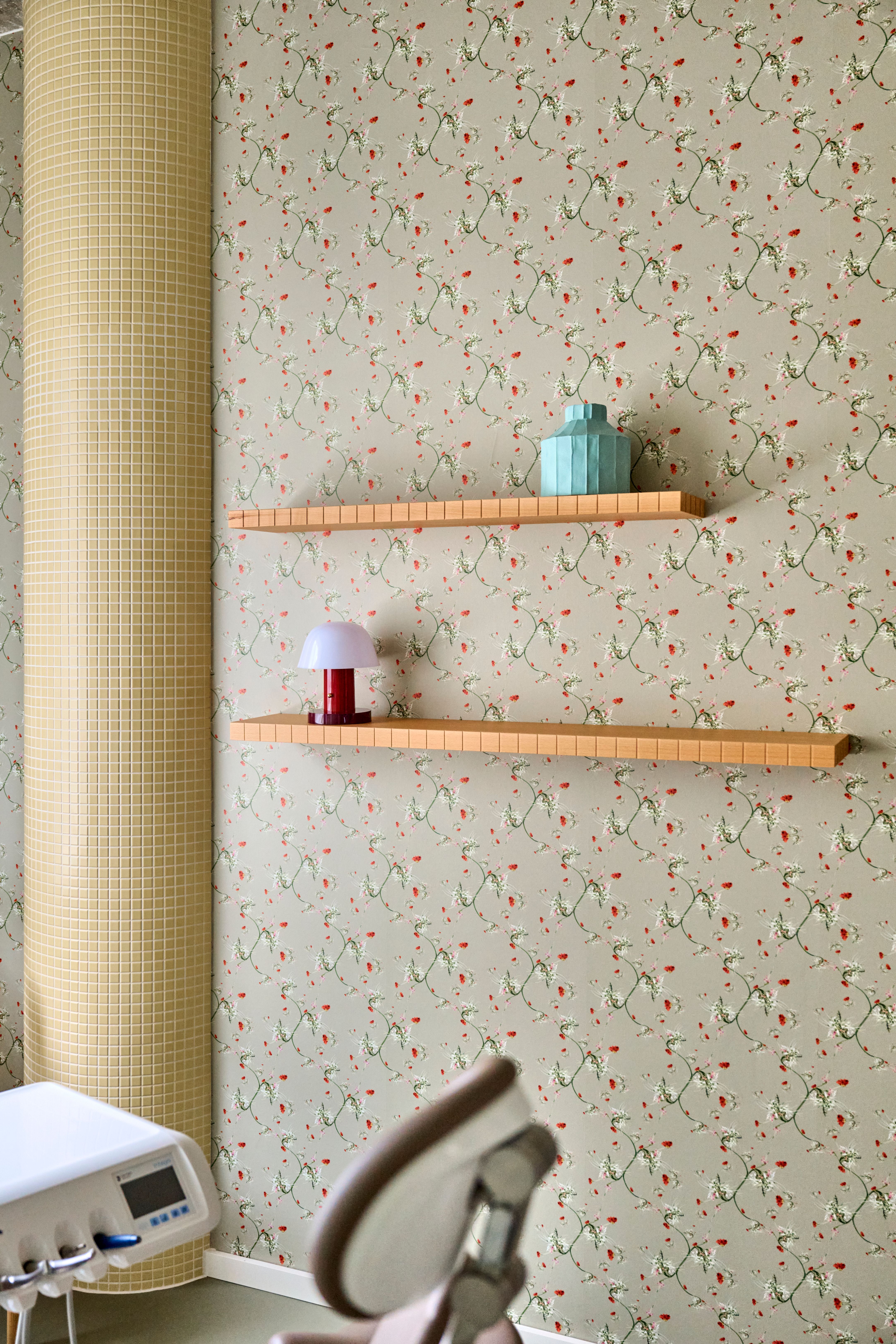 Zahnbehandlungsraum mit floraler Tapete – Lieblingszahnarzt Interior von Stephanie Thatenhorst.