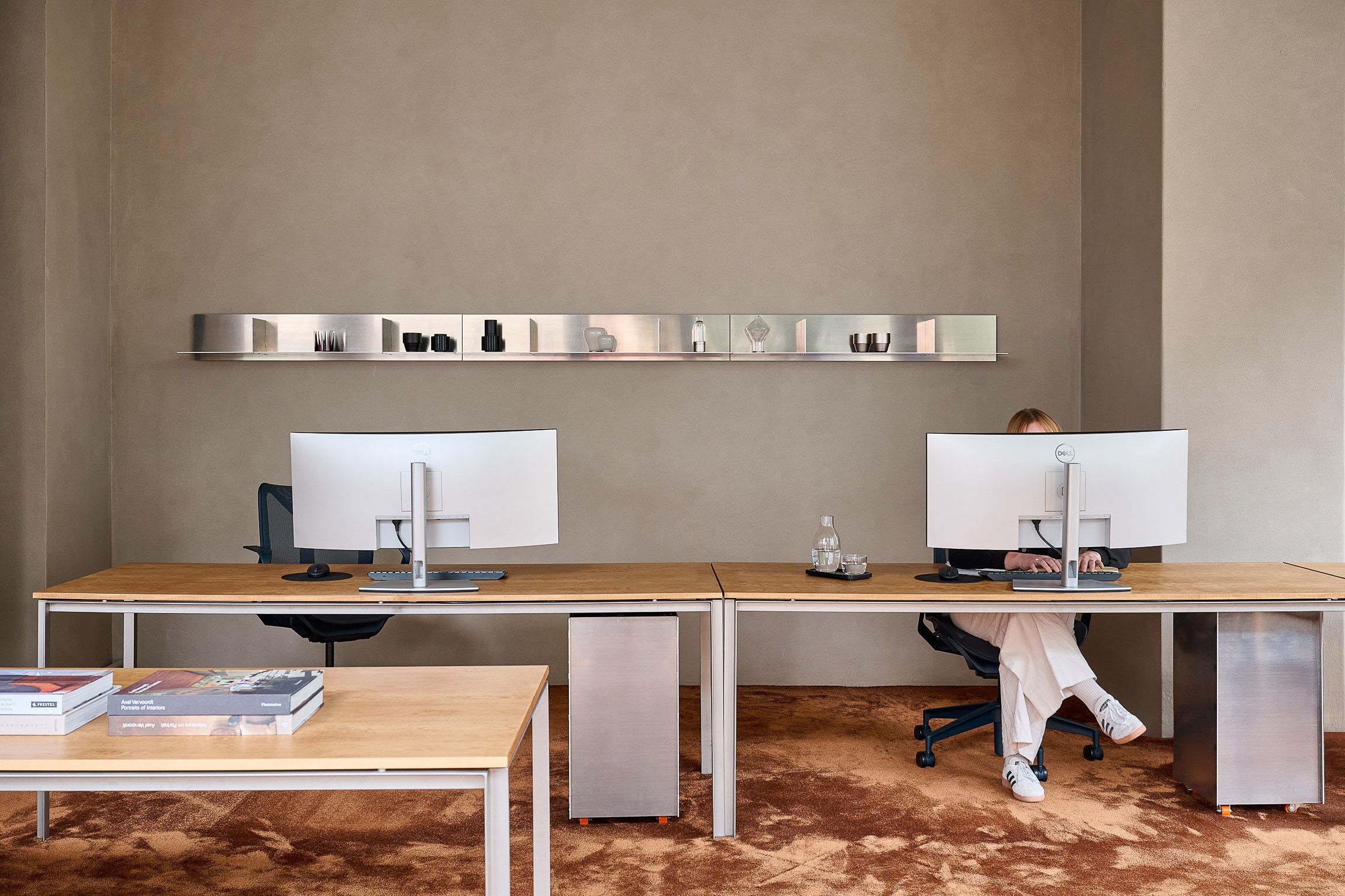 Doppel-Workstation im offenen Studioraum, designt von Stephanie Thatenhorst, Studio Gerlinde Kusstatscher.