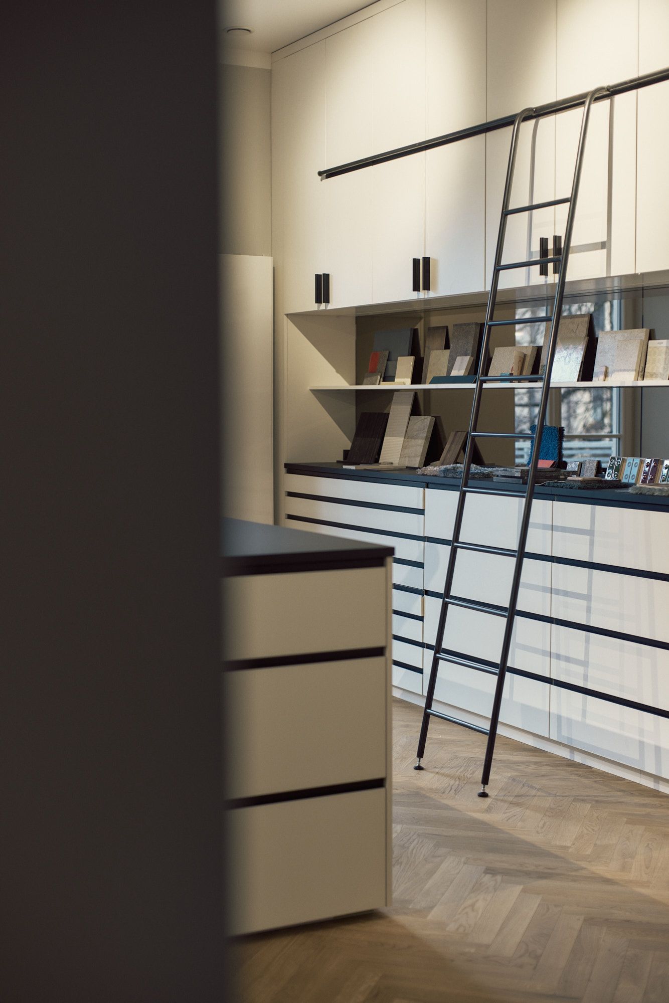 Maßgefertigte Einbauten und eine reduzierte Leiterkonstruktion unterstreichen die klare Architektursprache im Interior Design Office von Stephanie Thatenhorst.