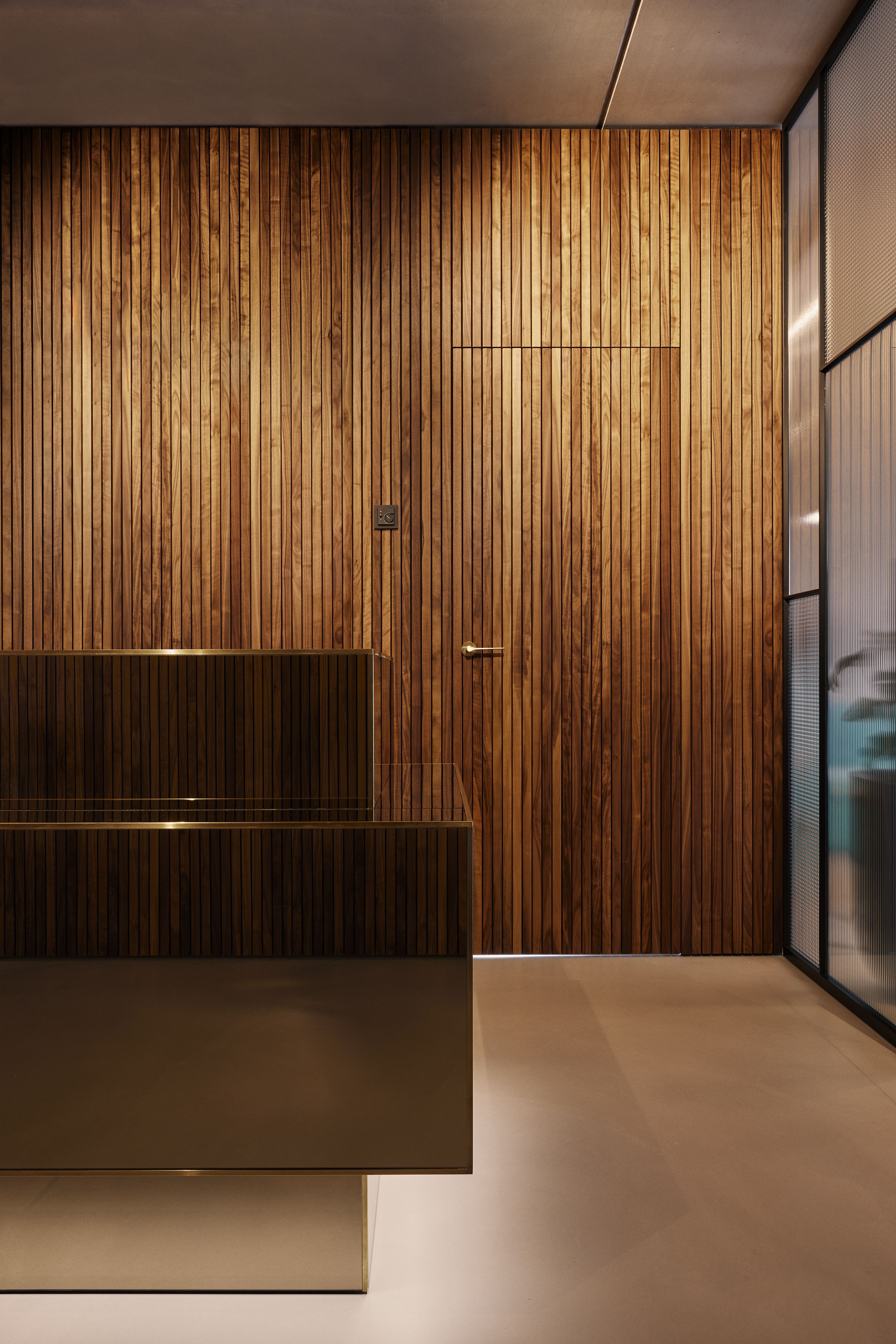 Die klare Linienführung und reduzierte Materialwahl spiegeln das ganzheitliche Gestaltungskonzept der Zahnarztpraxis Kempten wider.