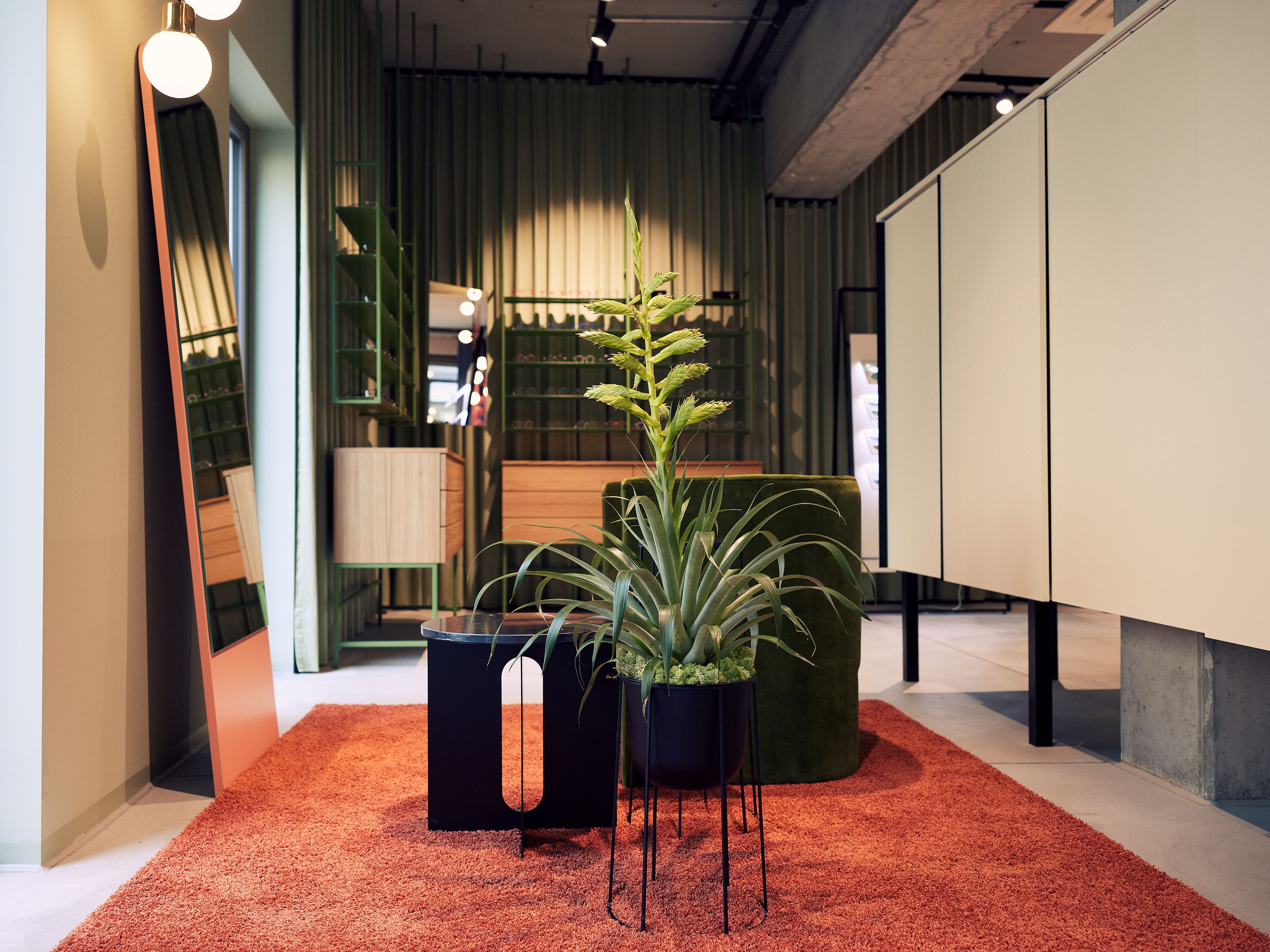 Das markante Raumkonzept von Christian Bartels Optik wurde von Stephanie Thatenhorst mit mutiger Textur- und Farbkombination inszeniert.