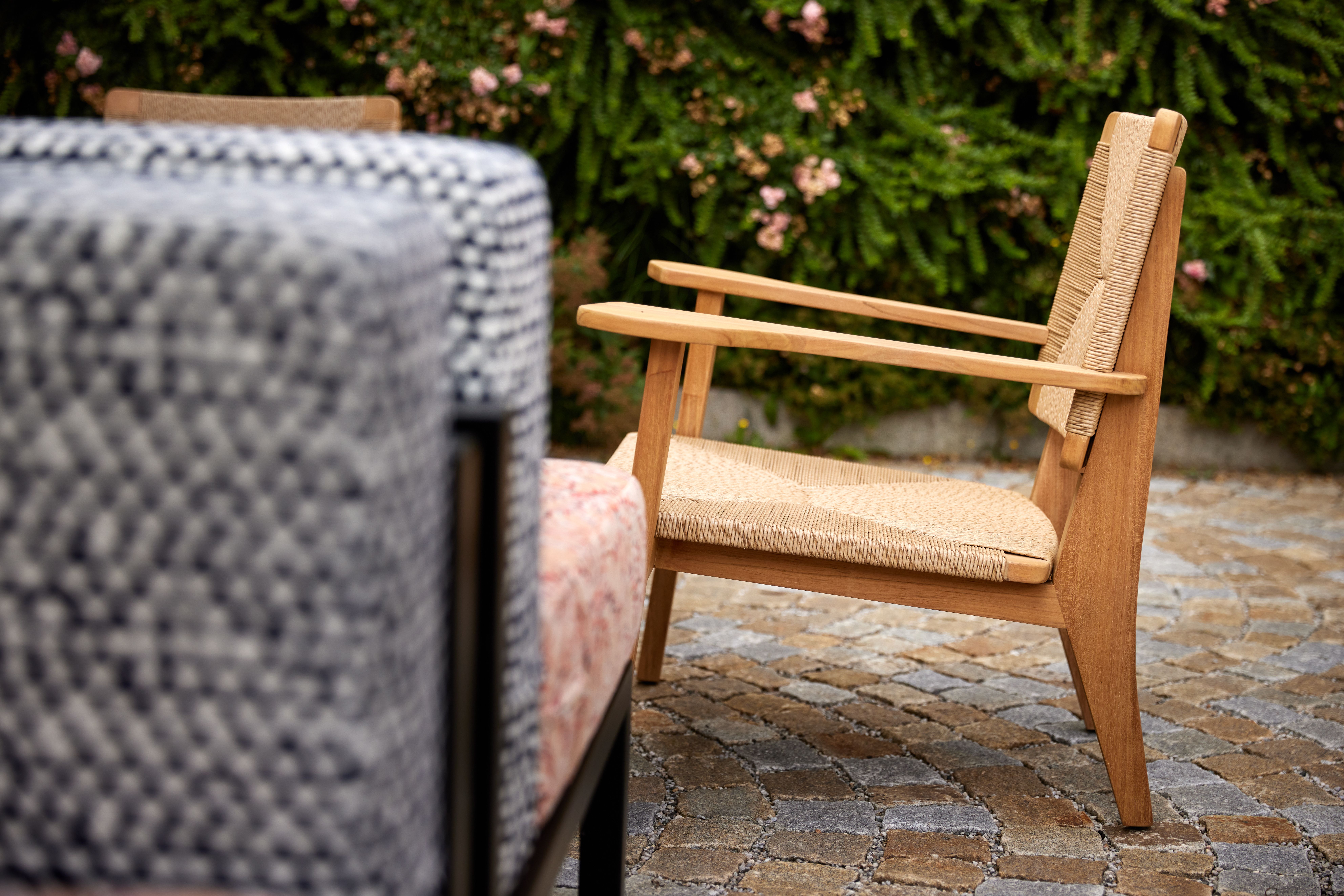 Handgeflochtener Seilstuhl aus Massivholz mit artisanalem Sitzgeflecht, kuratiert von Stephanie Thatenhorst für das Turbinenhaus Kolbermoor – Brasserie.